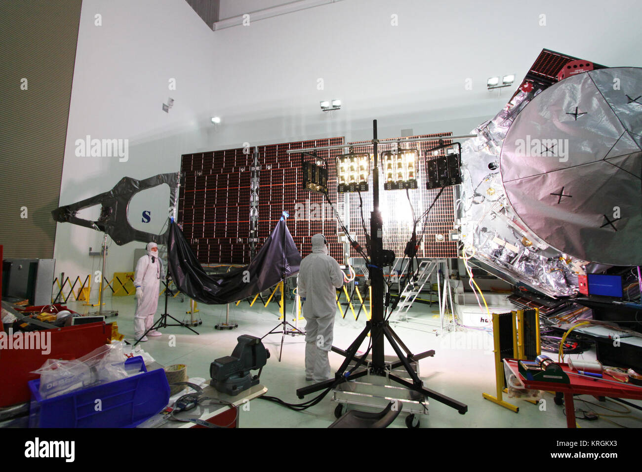 Prove di illuminazione su Juno il pannello solare con il magnetometro boom Foto Stock