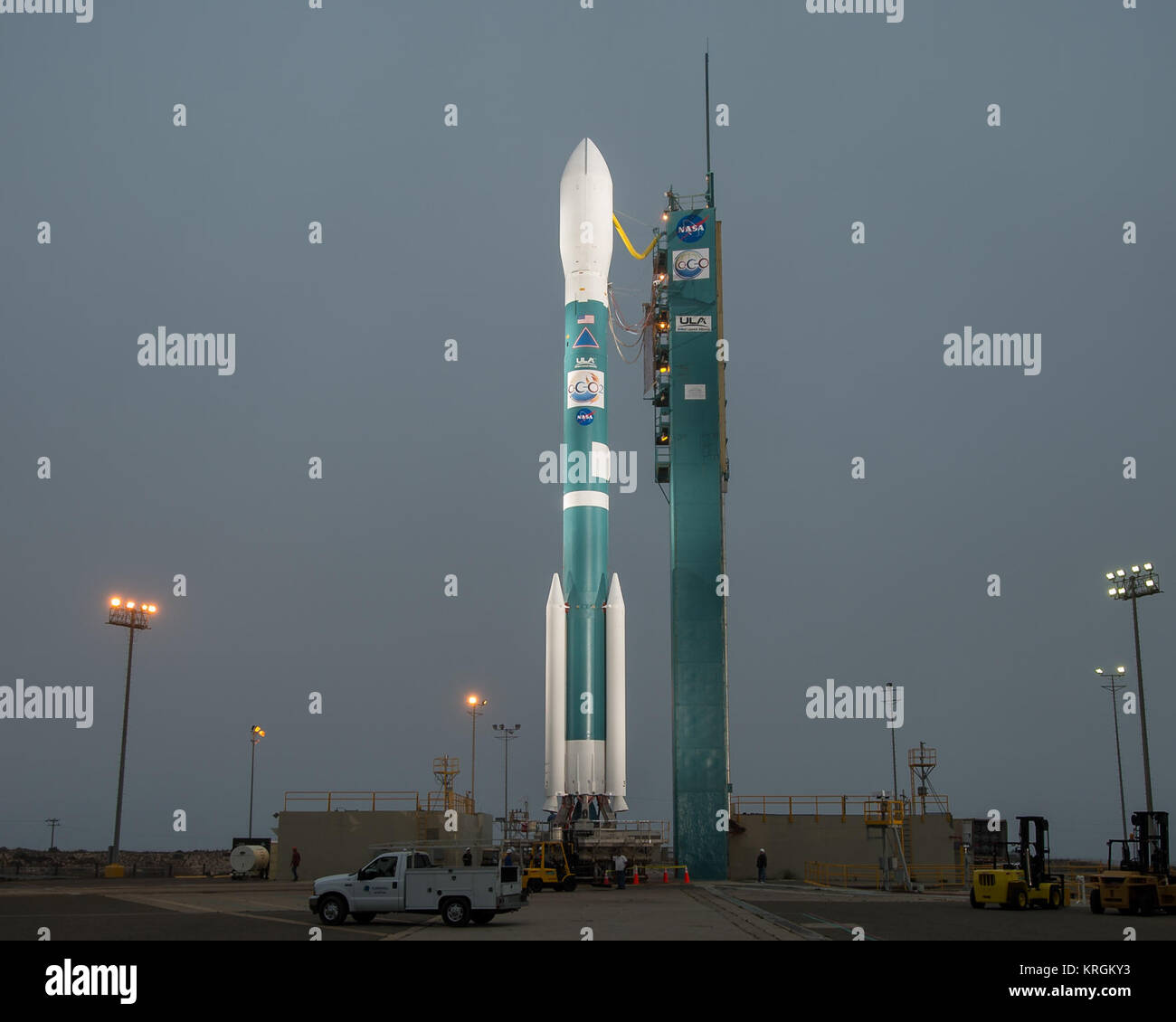Il Regno alleanza di lancio razzo Delta II con il carbonio orbitante Osservatorio-2 (OCO-2) a bordo del satellite, è visto pochi istanti dopo il lancio il gantry era spostata presso lo Space Launch Complex 2, lunedì, 30 giugno 2014, Vandenberg Air Force Base in California OCO-2 per misurare la distribuzione globale di biossido di carbonio, il leader uomo-prodotte emissioni di gas a effetto serra la guida cambiamenti nel clima della Terra. OCO-2 viene impostata per un mese di luglio 1, 2014 lancio. Photo credit: (NASA/Bill Ingalls) Delta 367 con OCO-2 la preparazione per il lancio (201406300002HQ) Foto Stock