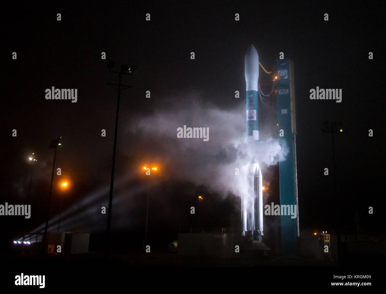 Un regno alleanza di lancio razzo Delta II con il carbonio orbitante Osservatorio-2 (OCO-2) a bordo del satellite è visibile appena otto minuti prima di lanciare da Space Launch Complex 2 in corrispondenza di Vandenberg Air Force Base in California Mercoledì 2 Luglio 2, 2014. OCO-2 per misurare la distribuzione globale di biossido di carbonio, il leader uomo-prodotte emissioni di gas a effetto serra la guida cambiamenti nel clima della Terra. Photo credit: (NASA/Bill Ingalls) Delta II con OCO-2 sul tampone (201407020005HQ) Foto Stock