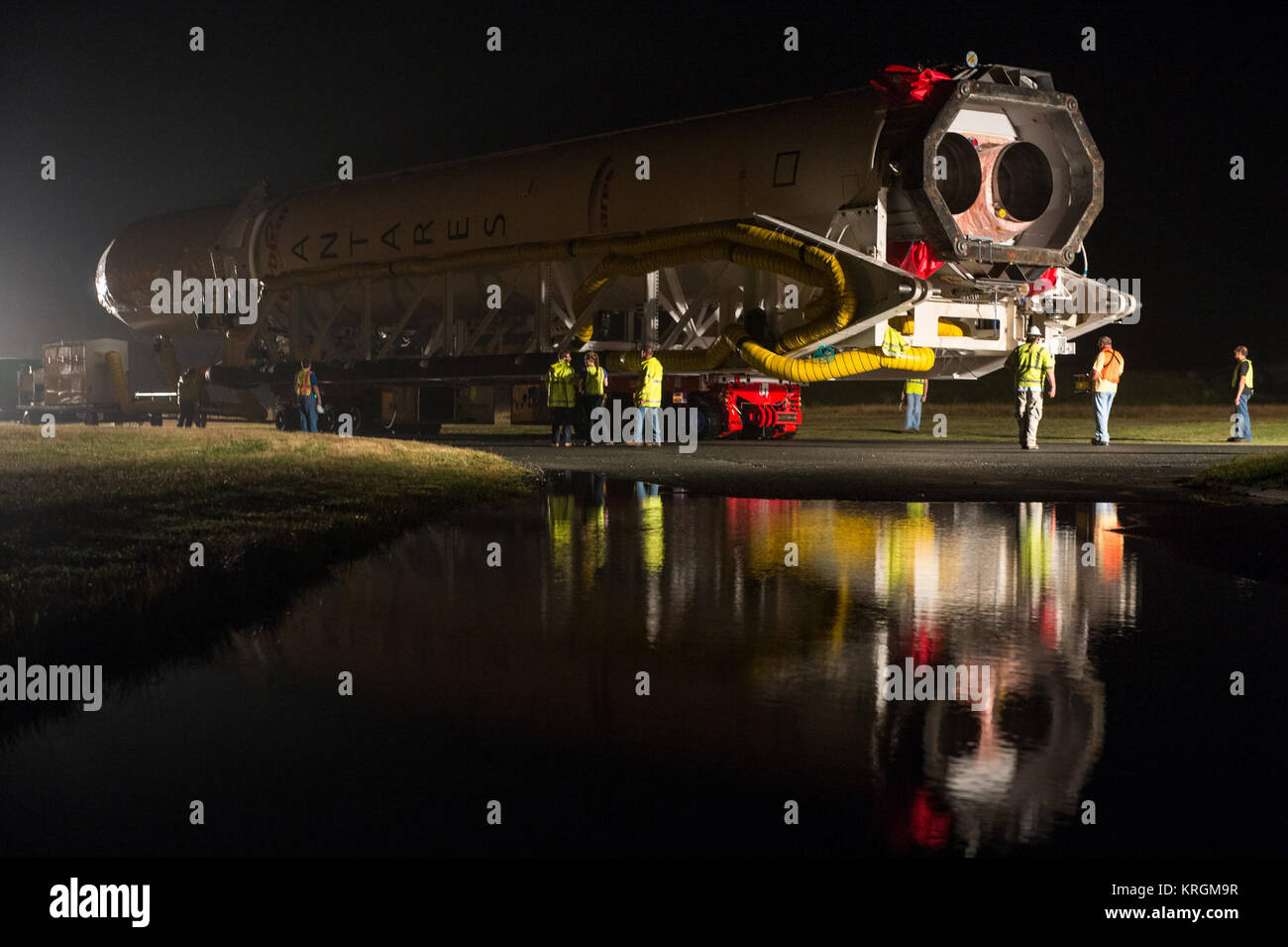 La Orbital Sciences Corporation Antares rocket, con il veicolo spaziale Cygnus onboard, è rotolato fuori l'integrazione orizzontale Facility (HIF) per rendere i circa mezzo miglio viaggio a Launch Pad-0A, giovedì, 10 luglio 2014, alla NASA Wallops Flight Facility in Virginia. L'Antares si avvierà con il veicolo spaziale Cygnus riempito con oltre 3.000 libbre di forniture per la Stazione spaziale internazionale, compresa la scienza esperimenti, esperimento hardware, pezzi di ricambio, e disposizioni dell'equipaggio. L'orbitale-2 missione è Orbital Sciences" secondo contratto consegna merci volo verso la stazione spaziale fo Foto Stock