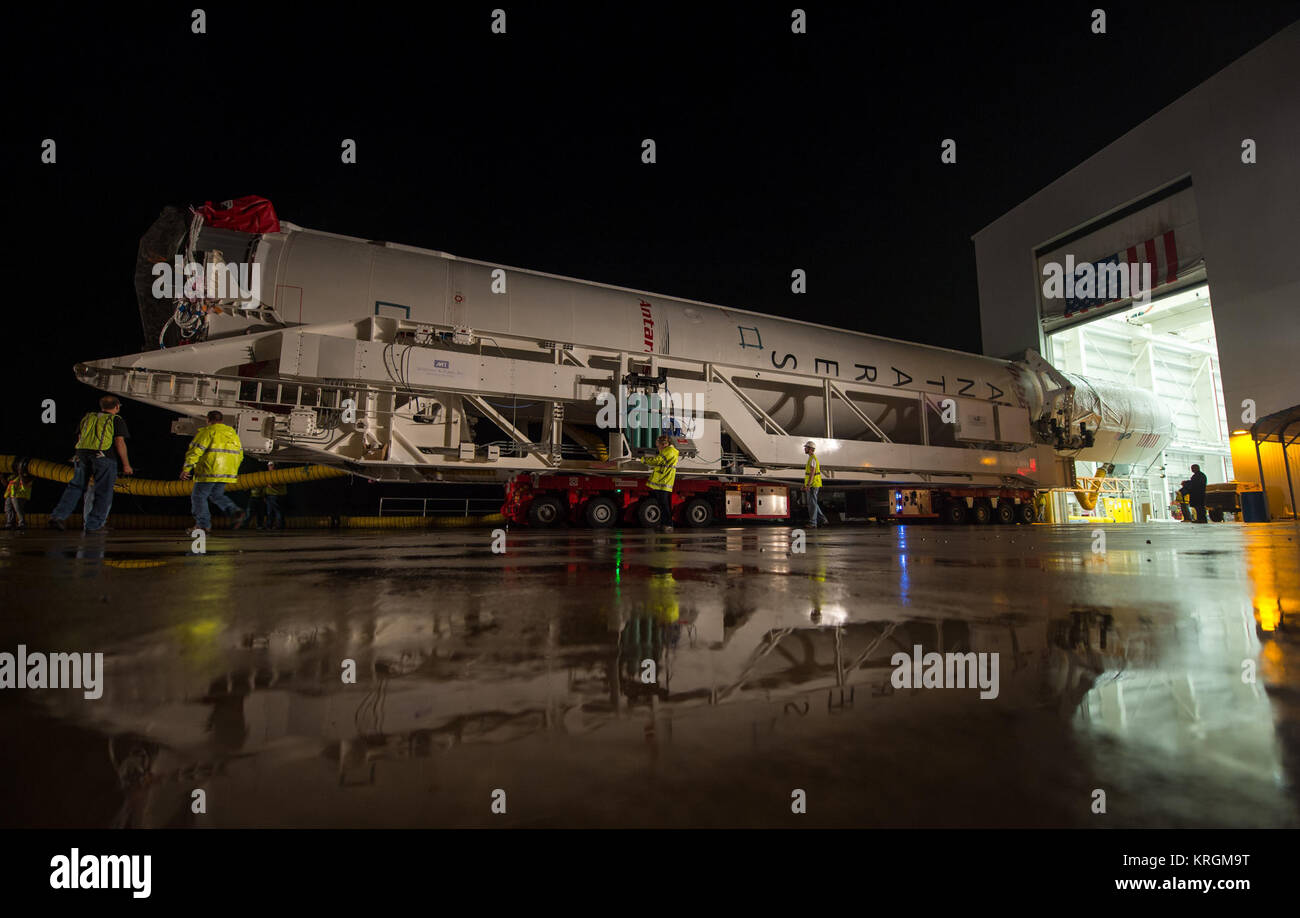 La Orbital Sciences Corporation Antares rocket, con il veicolo spaziale Cygnus onboard, è rotolato fuori l'integrazione orizzontale Facility (HIF) per iniziare a circa mezzo miglio viaggio a Launch Pad-0A, giovedì, 10 luglio 2014, alla NASA Wallops Flight Facility in Virginia. L'Antares si avvierà con il veicolo spaziale Cygnus riempito con oltre 3.000 libbre di forniture per la Stazione spaziale internazionale, compresa la scienza esperimenti, esperimento hardware, pezzi di ricambio, e disposizioni dell'equipaggio. L'orbitale-2 missione è Orbital Sciences" secondo contratto consegna merci volo verso la stazione spaziale f Foto Stock