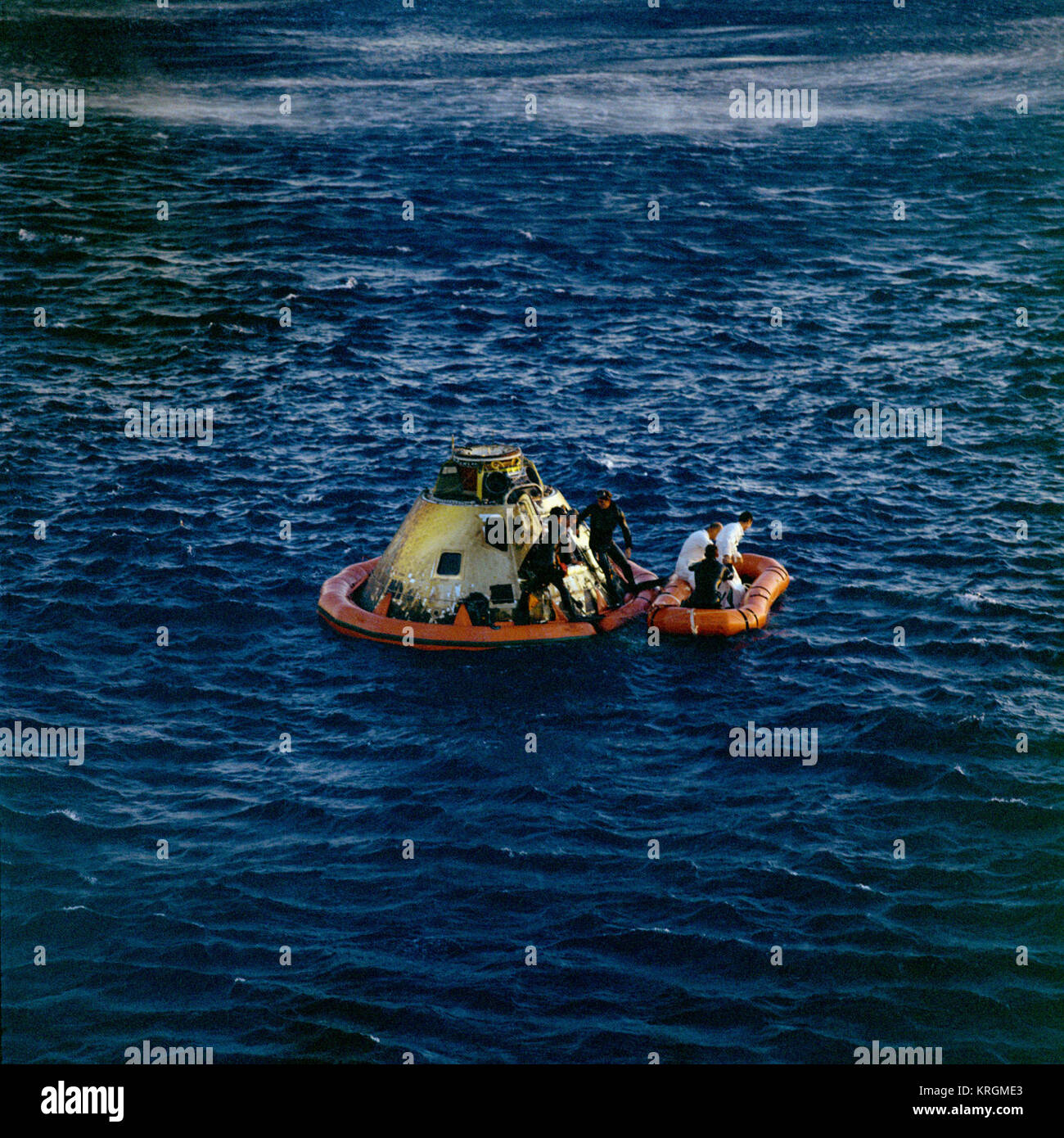 Astronauta Eugene Cernan A., modulo lunare, pilota esce l'Apollo 10 veicolo spaziale durante le operazioni di recupero nel Pacifico del Sud Foto Stock