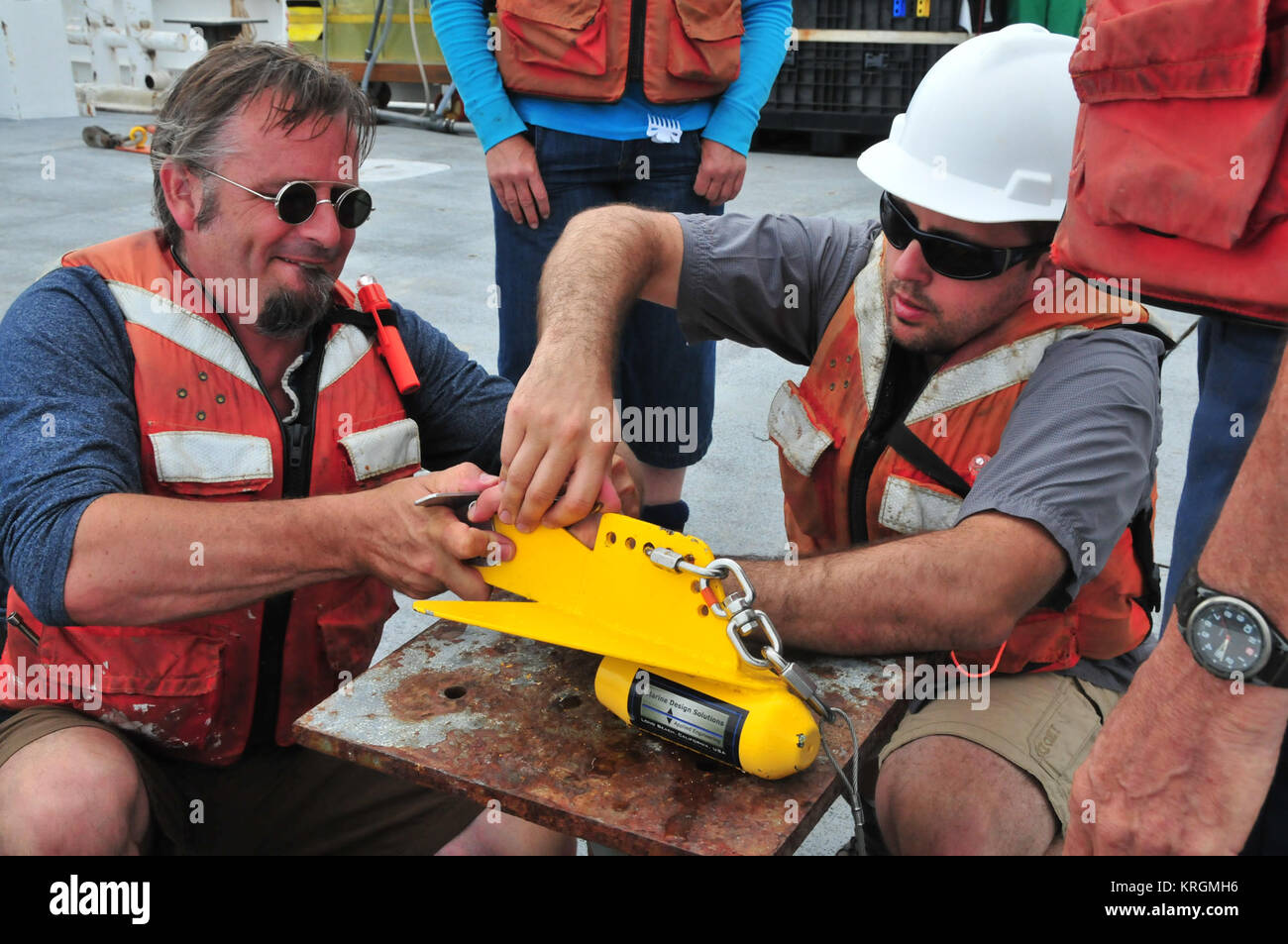 Il fissaggio del "pesce" il 19 luglio 2014, Wayne Slade di Sequoia, scientifica e Allen Milligan di Oregon State University, hanno proceduto ad adeguamenti del "pesce" che i ricercatori hanno usato per tenere acqua di mare raccolti da una profondità di circa 3 metri (10 piedi) mentre la nave era in corso. NASA Ship-Aircraft Bio-Optical Ricerca (Sabor) esperimento è una coordinata di navi e di aeromobili della campagna di osservazione al largo della costa atlantica degli Stati Uniti, uno sforzo di anticipo capacità spaziali per il monitoraggio di impianti di microscopici che formano la base della catena alimentare marina. Per saperne di più: http://1.usa.gov/WWRVzj Cre Foto Stock