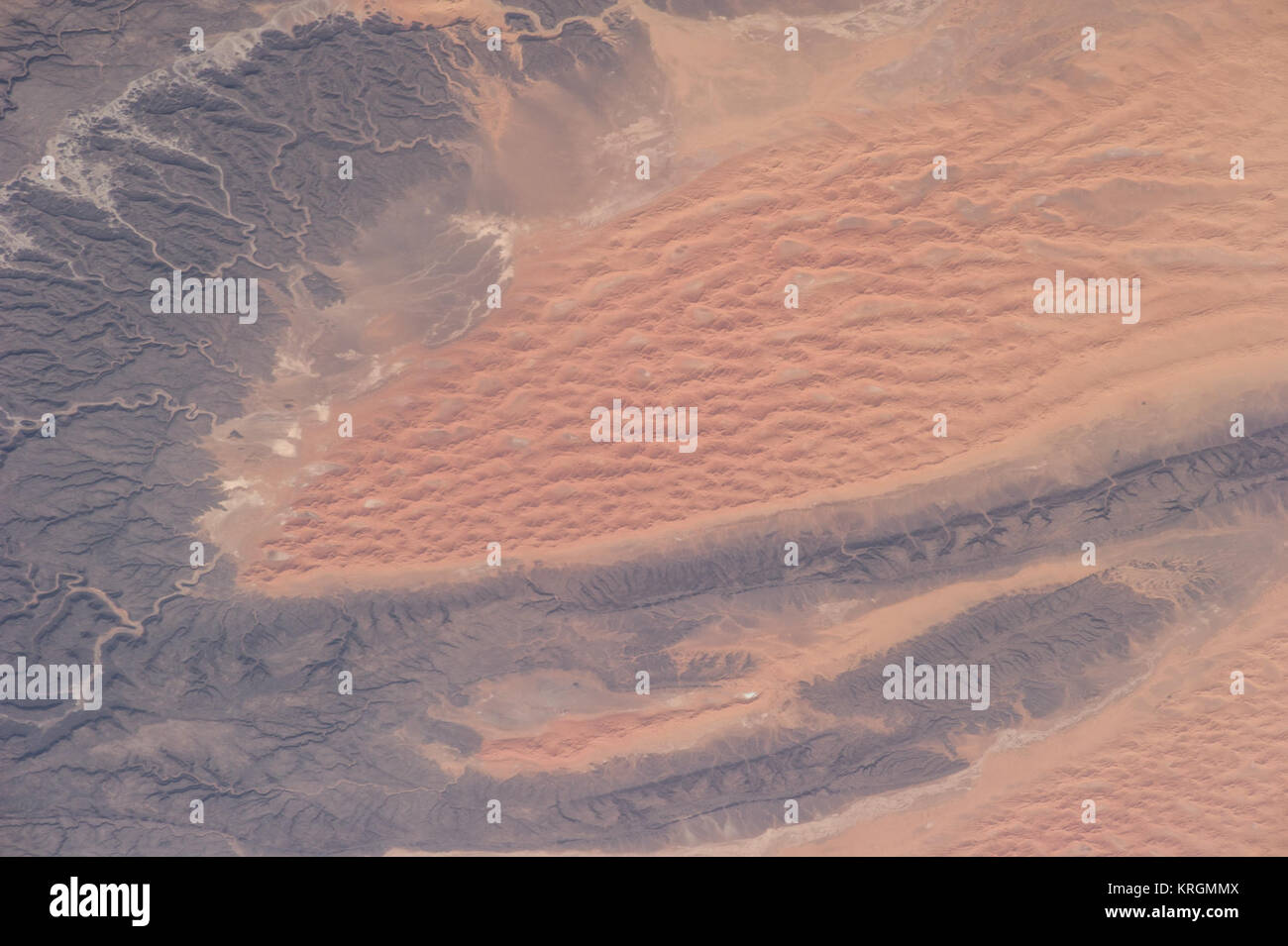 ISS-40 Tifernine dune e Tassili Najjer Montagne in Algeria Foto Stock