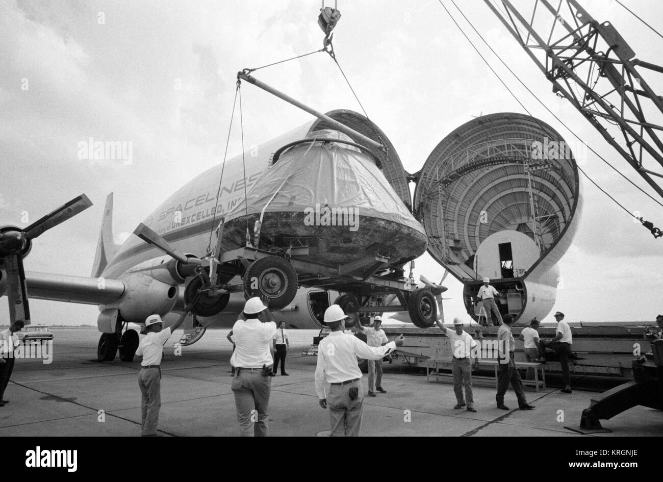 Apollo 11 CM il caricamento in Super Guppy aeromobili (S69-41985) Foto Stock