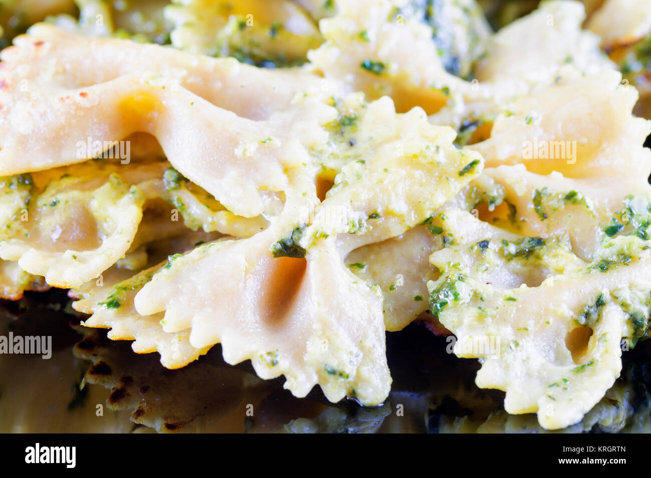 Farfalle al pesto Foto Stock