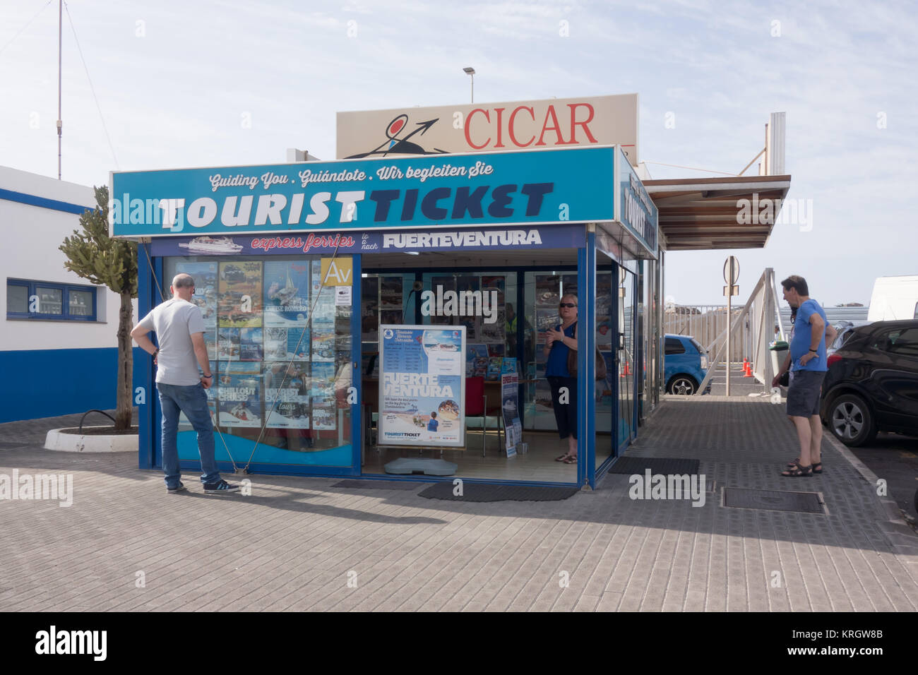 LANZAROTE, Spagna - 7 Nov 2017: turisti window shopping presso un locale negozio turistico lungo Calle Salida Fuerteventura in Playa Blanca. Foto Stock