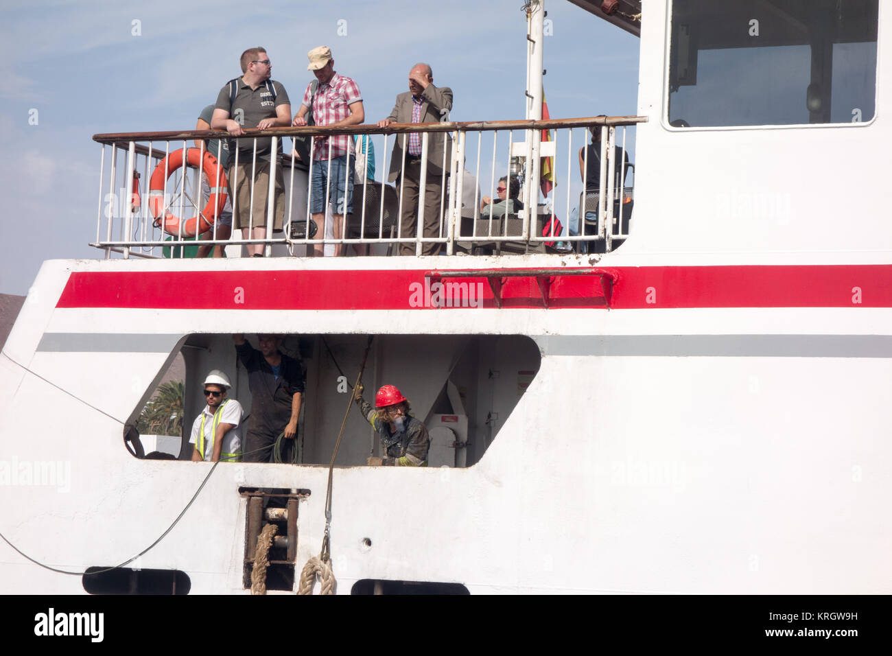 LANZAROTE, Spagna - 7° Nov 2017: i passeggeri a bordo del Naviera Armas traghetto con gli ingegneri che lavorano al di sotto di viaggi tra Playa Blanca e Corralejo. Foto Stock