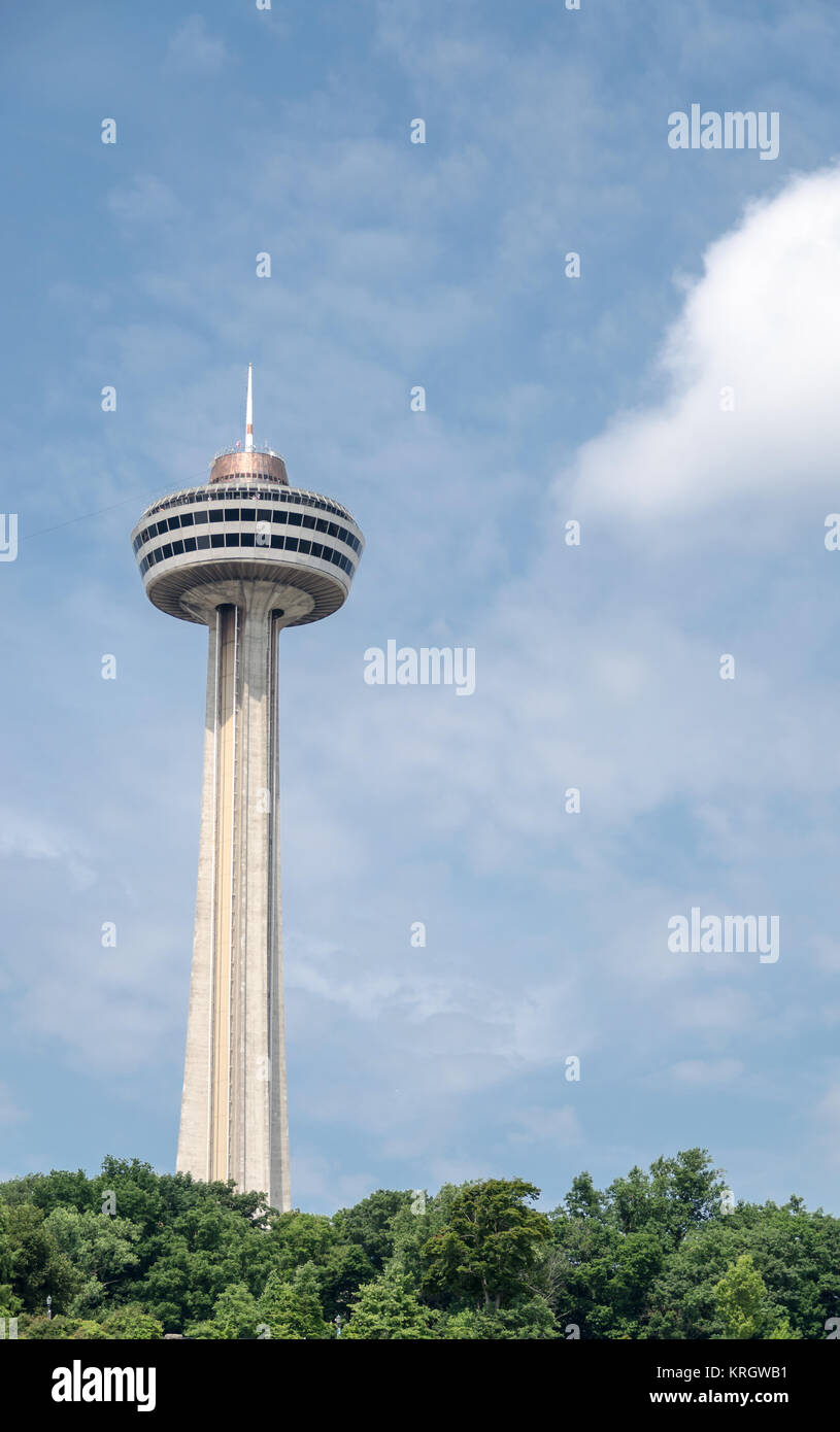Cascate DEL NIAGARA, CANADA - 7 luglio: la Torre Skylon su luglio 7, 2012 in Niagara Falls, Canada. La Torre Skylon è una torre di osservazione che si affaccia Niagar Foto Stock