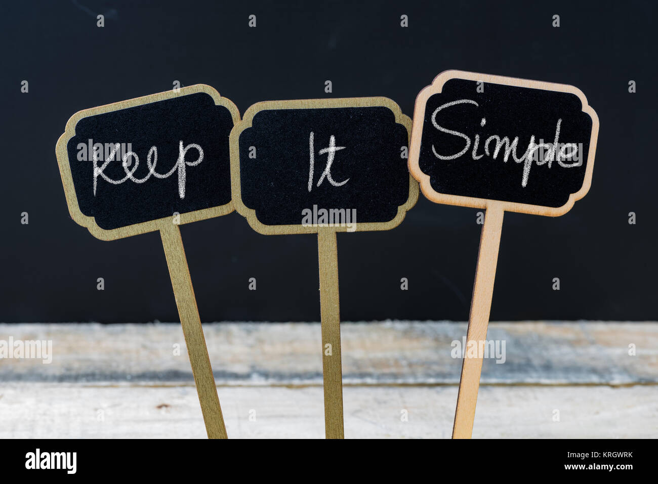 Messaggio motivazionale di mantenerlo semplice scritta con Chalk Foto Stock