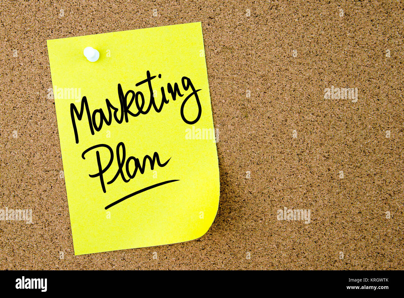 Il piano di marketing testo scritto su carta gialla nota Foto Stock