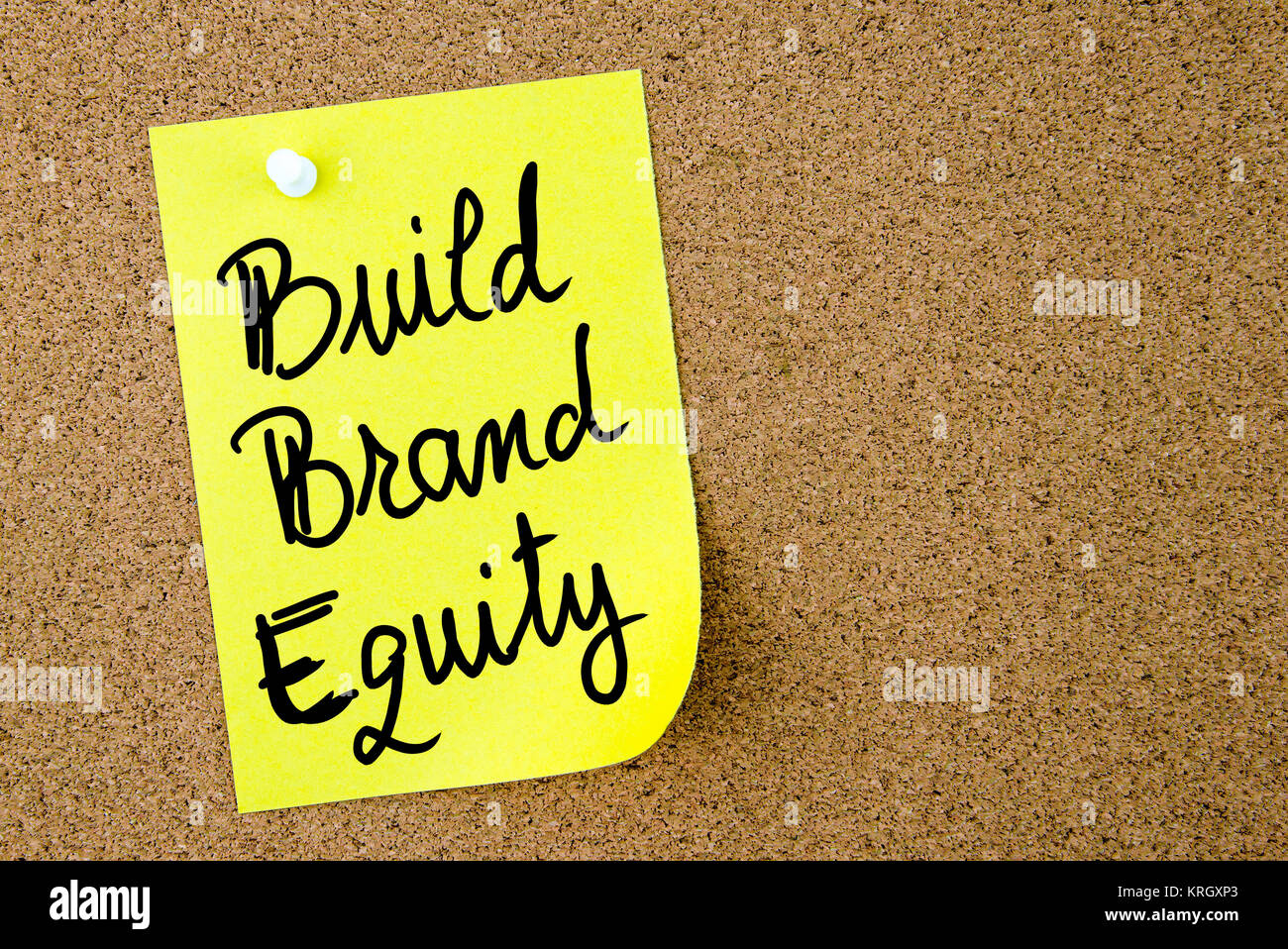 Costruzione di una brand equity testo scritto su carta gialla nota Foto Stock