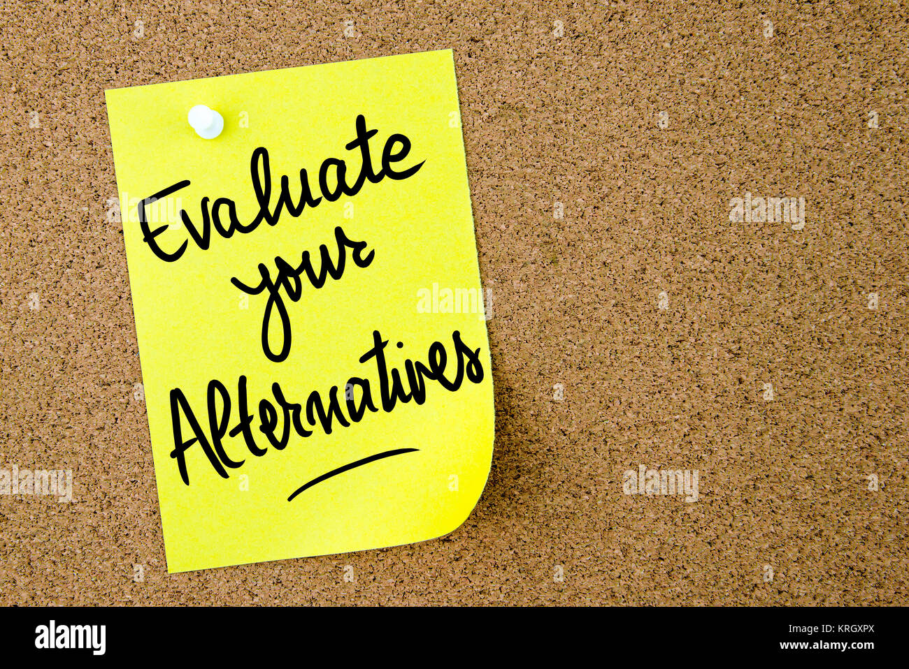 Valutare le alternative testo scritto su carta gialla nota Foto Stock