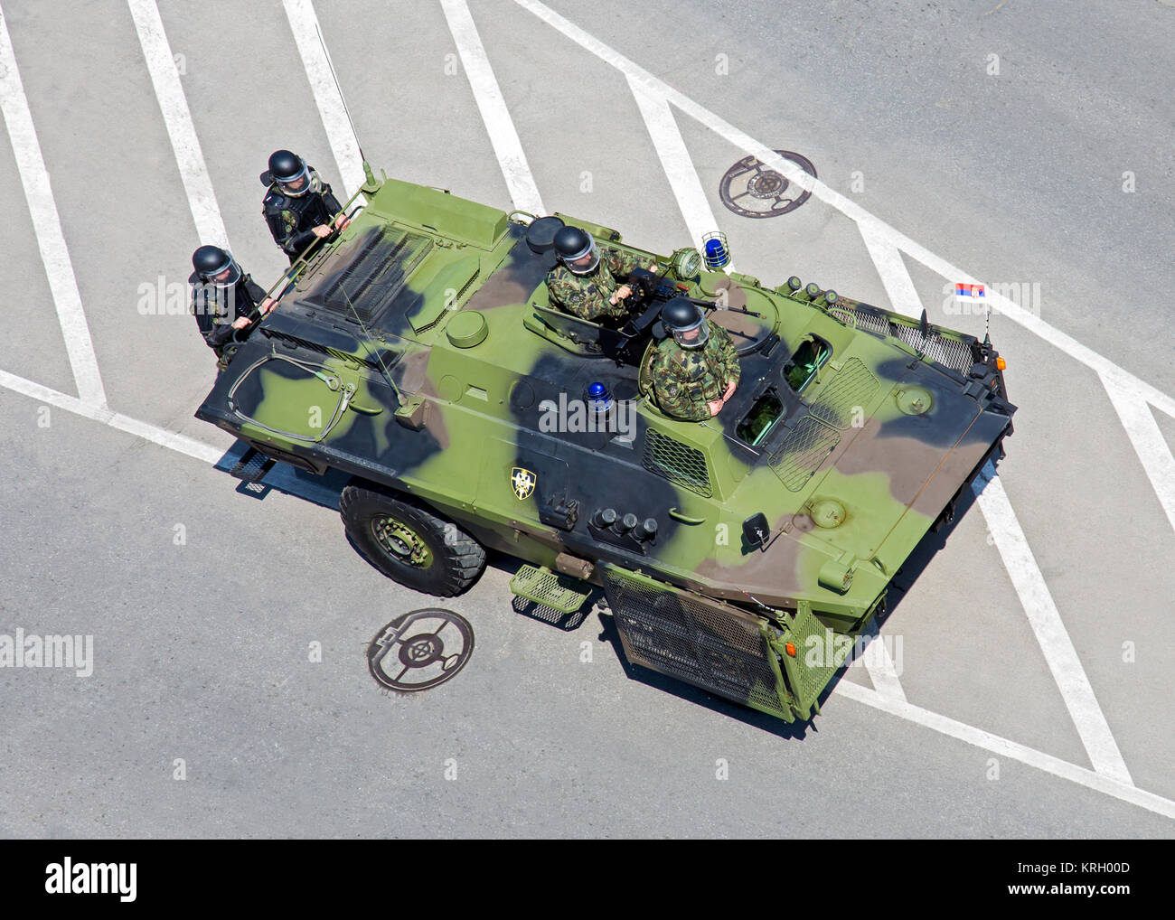 Militari armati contaminerà il veicolo sulla cerimonia dell'esercito. Foto Stock