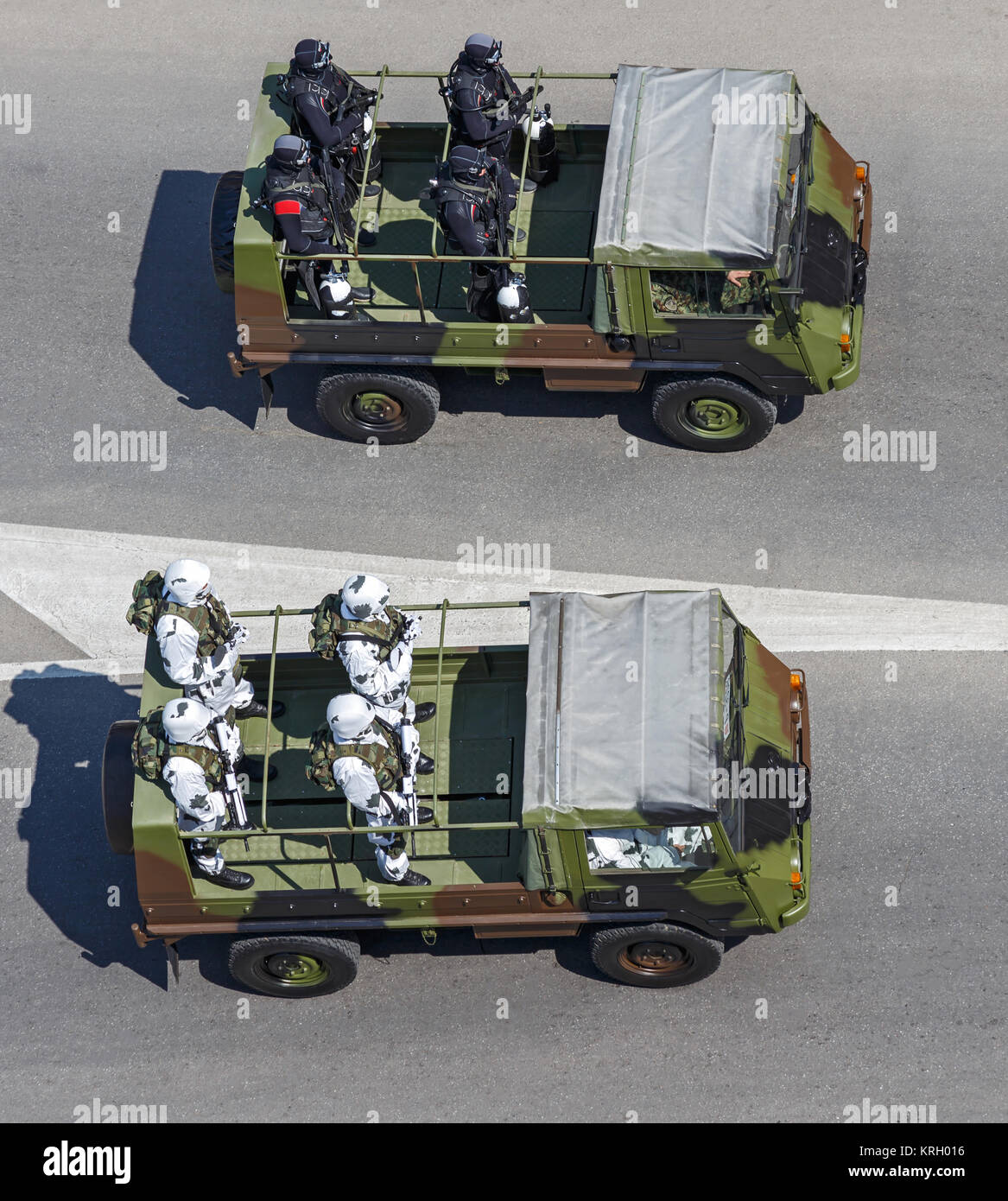 Militari armati contaminerà il veicolo sulla cerimonia dell'esercito. Foto Stock