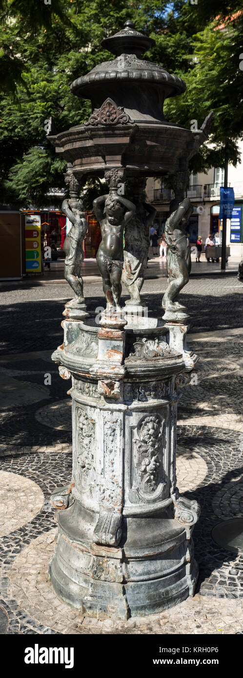 Wallace Fountain chiamato anche Fontana dei piccoli angeli o, Fonte Anjinhos dos, è un pubblico di bere fontana nella piazza Rossio a Lisbona, Portogallo Foto Stock