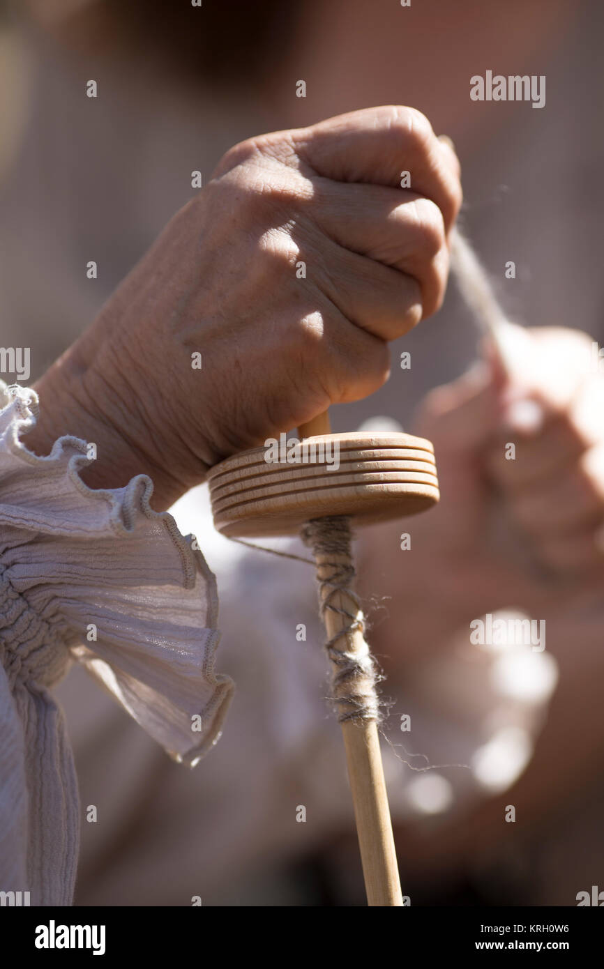 Lato fibre filate a una fiera del Rinascimento Foto Stock