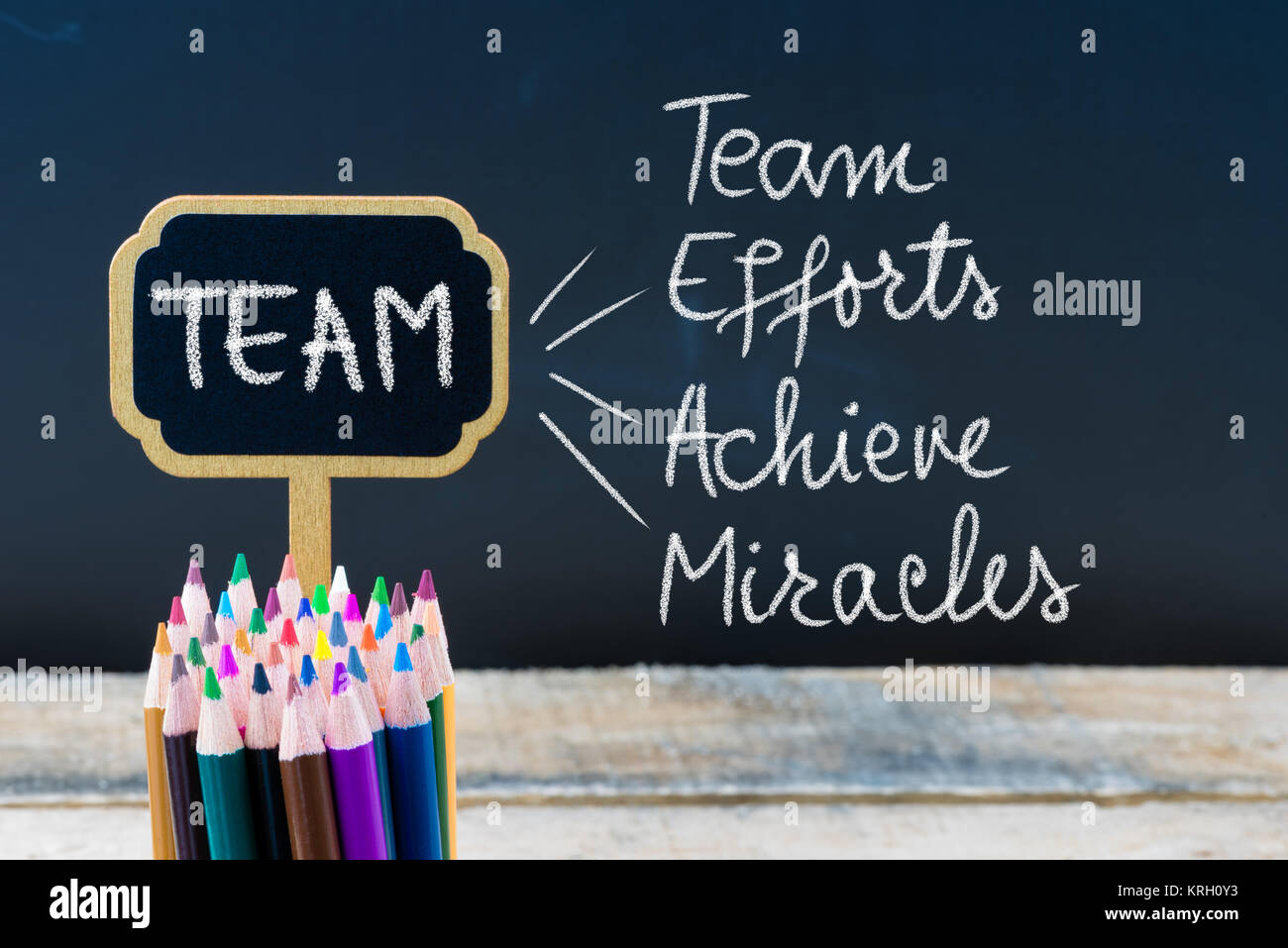 Acronimo di Business Team come gli sforzi del team di ottenere miracoli scritto con un gessetto su legno mini etichette di Blackboard Foto Stock