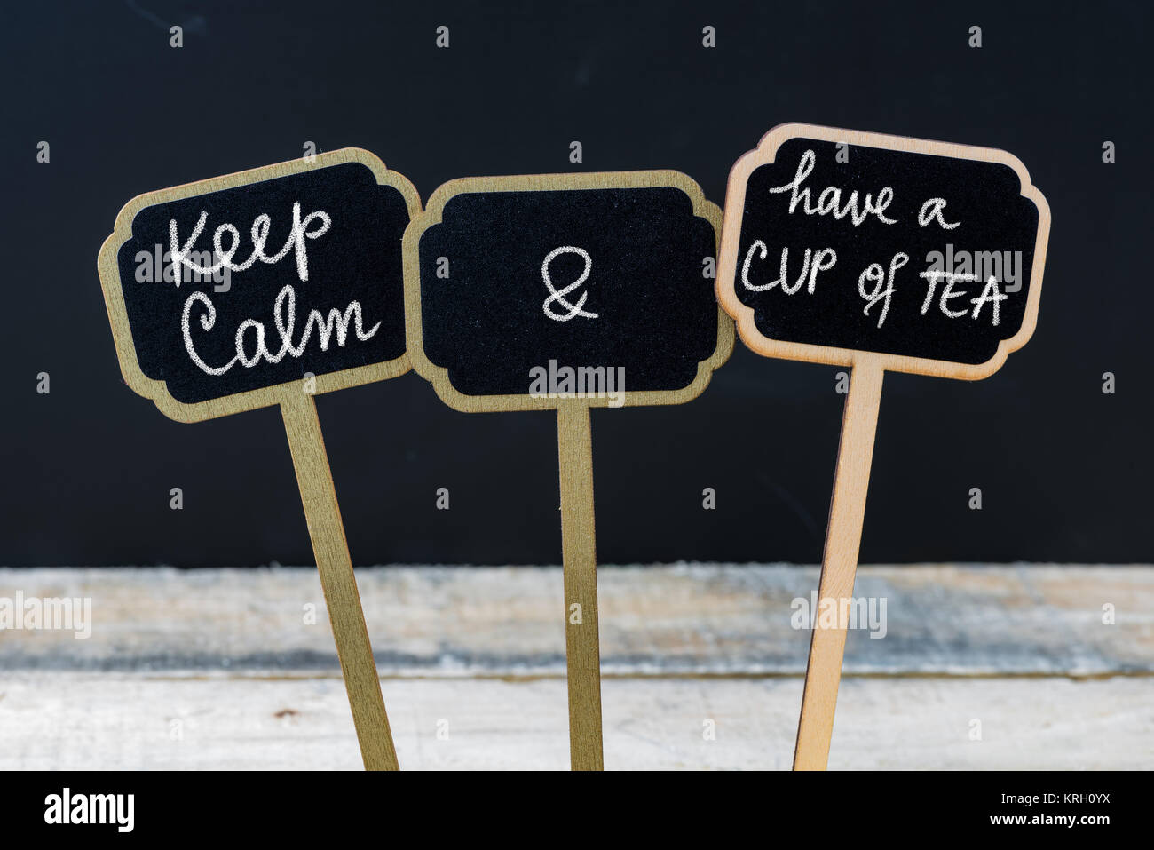 Mantenere la calma e di avere una tazza di tè messaggio scritto con un gessetto su mini etichette di Blackboard Foto Stock