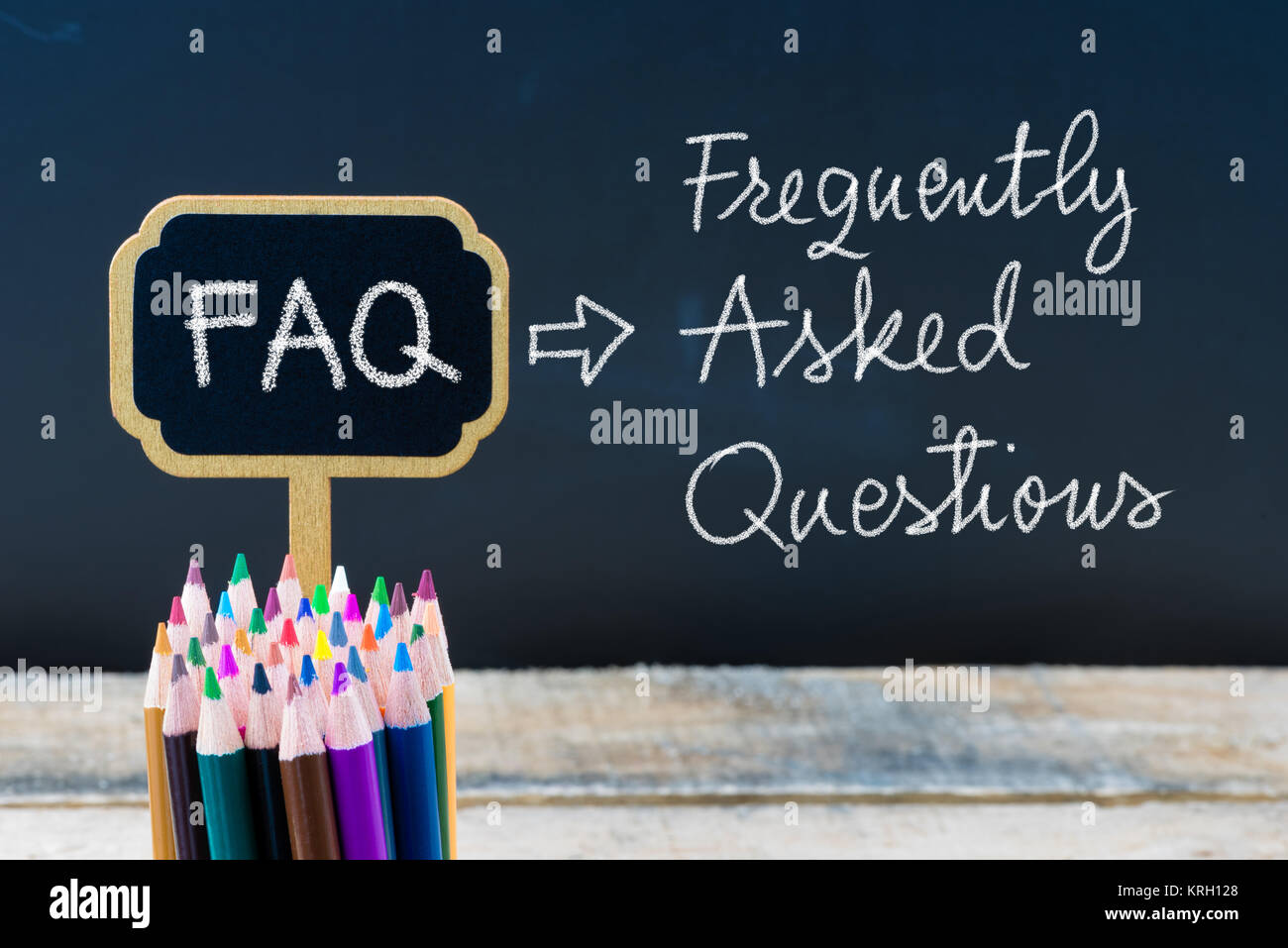 Acronimo di Business FAQ Domande frequenti scritto con un gessetto su legno mini etichette di Blackboard Foto Stock