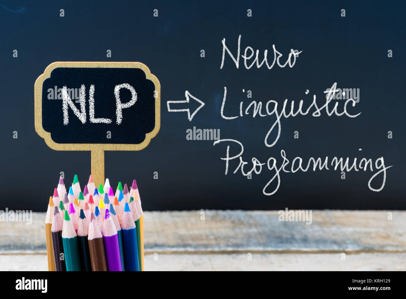 Acronimo di Business NLP Neuro Linguistic Programming scritto con un gessetto su legno mini etichette di Blackboard Foto Stock