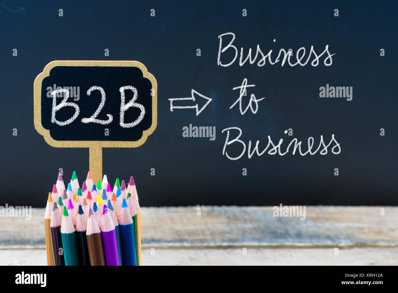 Acronimo di business B2B Business To Business scritto con un gessetto su legno mini etichette di Blackboard Foto Stock