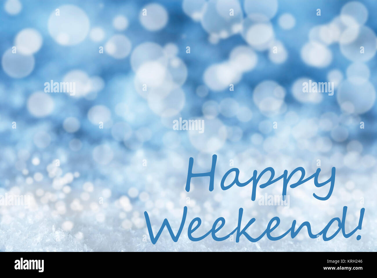 Testo inglese Happy Weekend. Bokeh di fondo blu sullo sfondo di Natale o una texture con la neve. Copia dello spazio per il testo qui Foto Stock