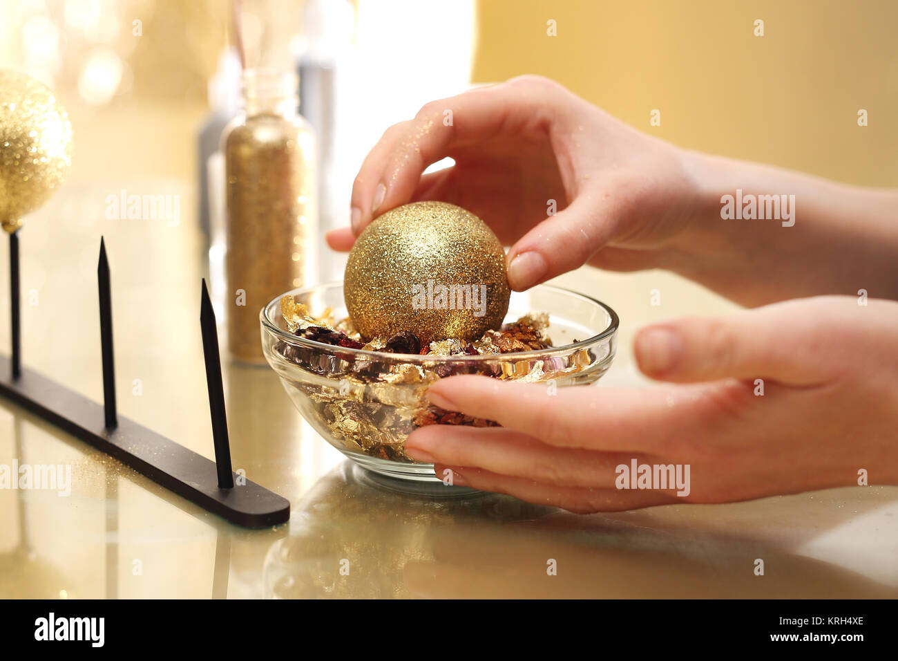 Manoscritta di preparare le decorazioni di Natale Foto Stock