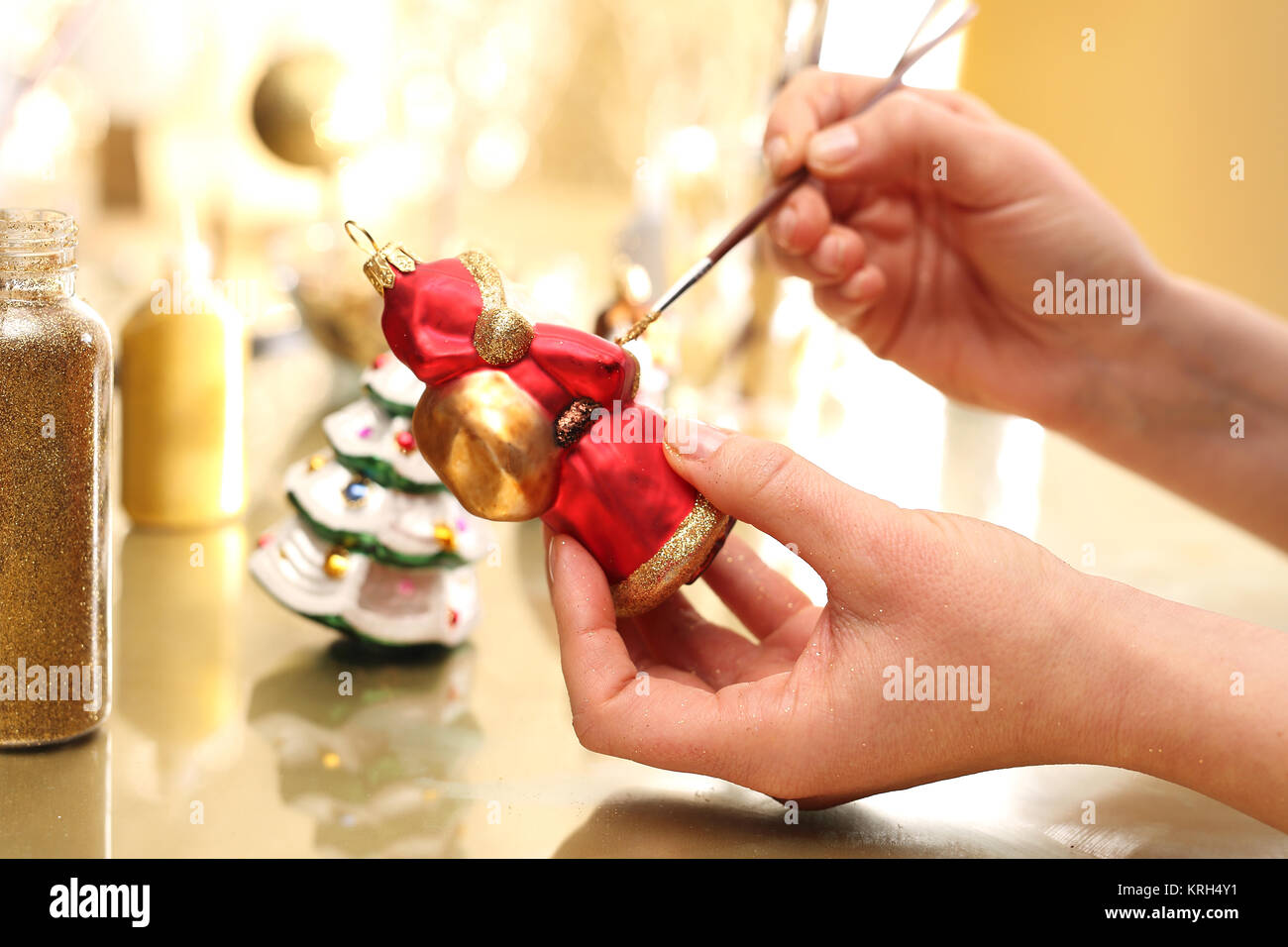 Decorare le palle di Natale. spazzola vernici donna baubles Foto Stock