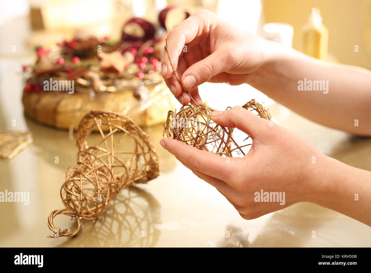 fabbricazione di giocattoli di natale, campane di legno Foto Stock