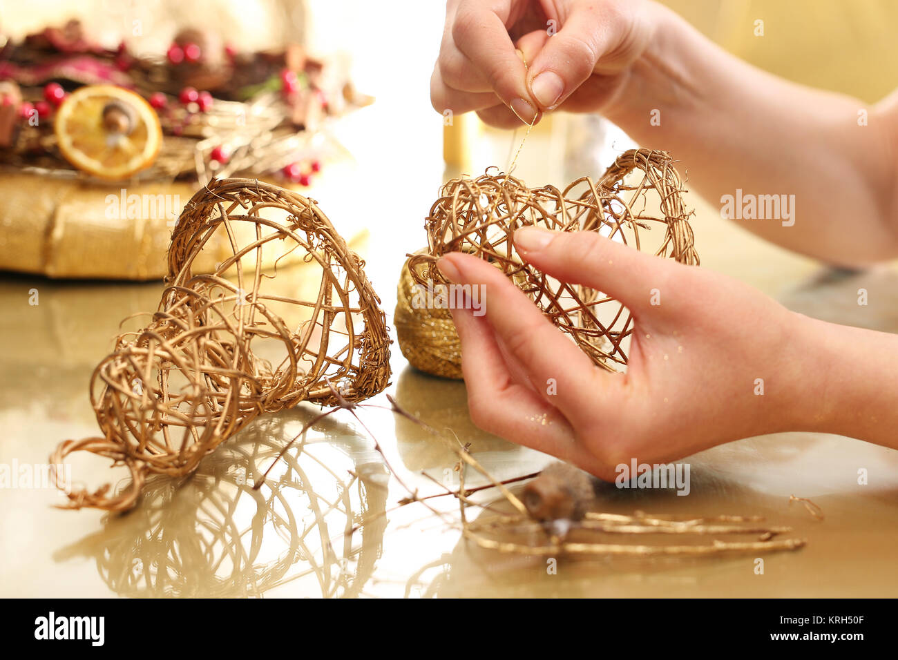 fabbricazione di giocattoli di natale, campane di legno Foto Stock