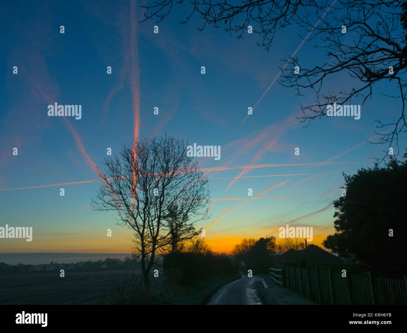 Sentieri a getto all'alba su North Norfolk Foto Stock