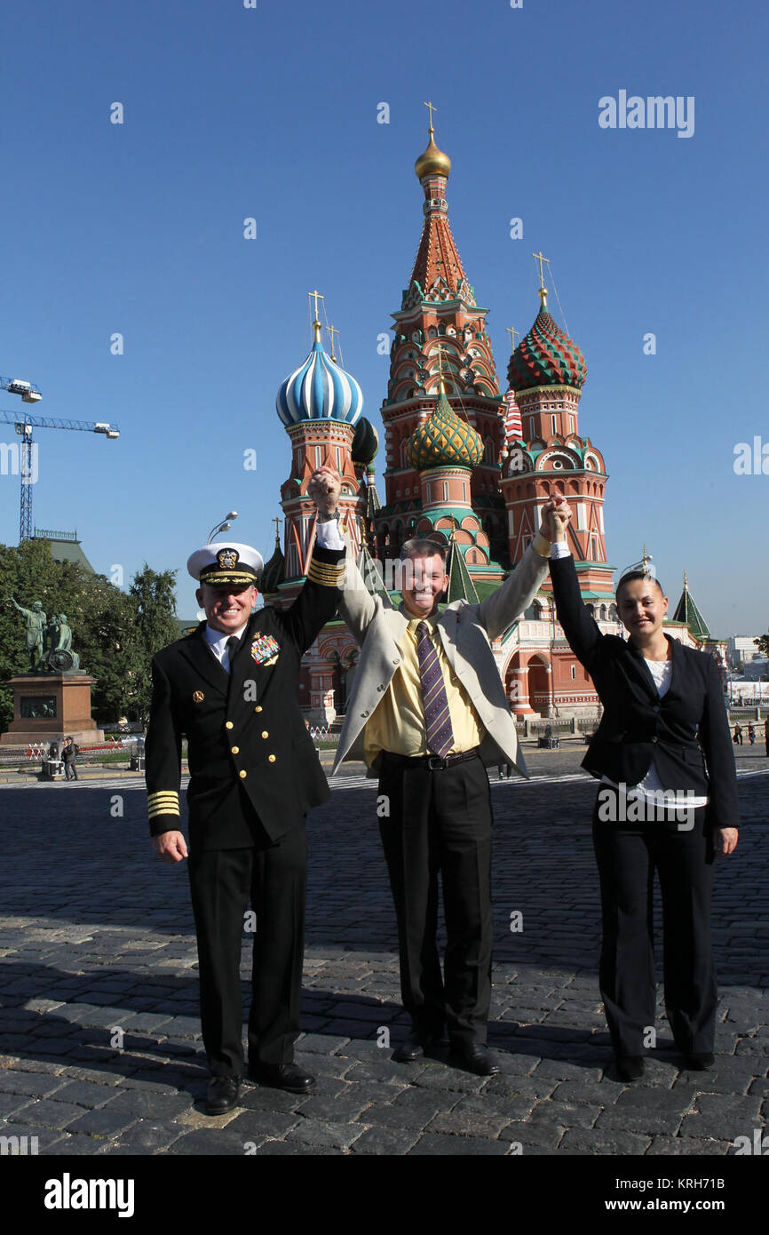 2734: spedizione 41/42 Tecnico di volo Barry Wilmore della NASA (sinistra), Soyuz Commander Alexander Samokutyaev di l'agenzia Spaziale Federale Russa Roscosmos (centrale) e Elena Serova di Roscosmos (destro) i bracci di sollevamento in un display dell'unità nella parte anteriore della Cattedrale di San Basilio a Mosca la Piazza Rossa sett. 5 dove hanno deposto fiori sul sito dove lo spazio russo icone sono interrati in una tradizionale cerimonia. Il trio si lancio dal cosmodromo di Baikonur in Kazakistan il 7 settembre 26, il kazako tempo, nella loro Soyuz TMA-14M veicolo spaziale di 5 ½ mesi di missione sulla Stazione spaziale internazionale. Serova sarà Foto Stock 2734: spedizione 41/42 Tecnico di volo Barry Wilmore della NASA (sinistra), Soyuz Commander Alexander Samokutyaev di l'agenzia Spaziale Federale Russa Roscosmos (centrale) e Elena Serova di Roscosmos (destro) i bracci di sollevamento in un display dell'unità nella parte anteriore della Cattedrale di San Basilio a Mosca la Piazza Rossa sett. 5 dove hanno deposto fiori sul sito dove lo spazio russo icone sono interrati in una tradizionale cerimonia. Il trio si lancio dal cosmodromo di Baikonur in Kazakistan il 7 settembre 26, il kazako tempo, nella loro Soyuz TMA-14M veicolo spaziale di 5 ½ mesi di missione sulla Stazione spaziale internazionale. Serova sarà Foto Stock