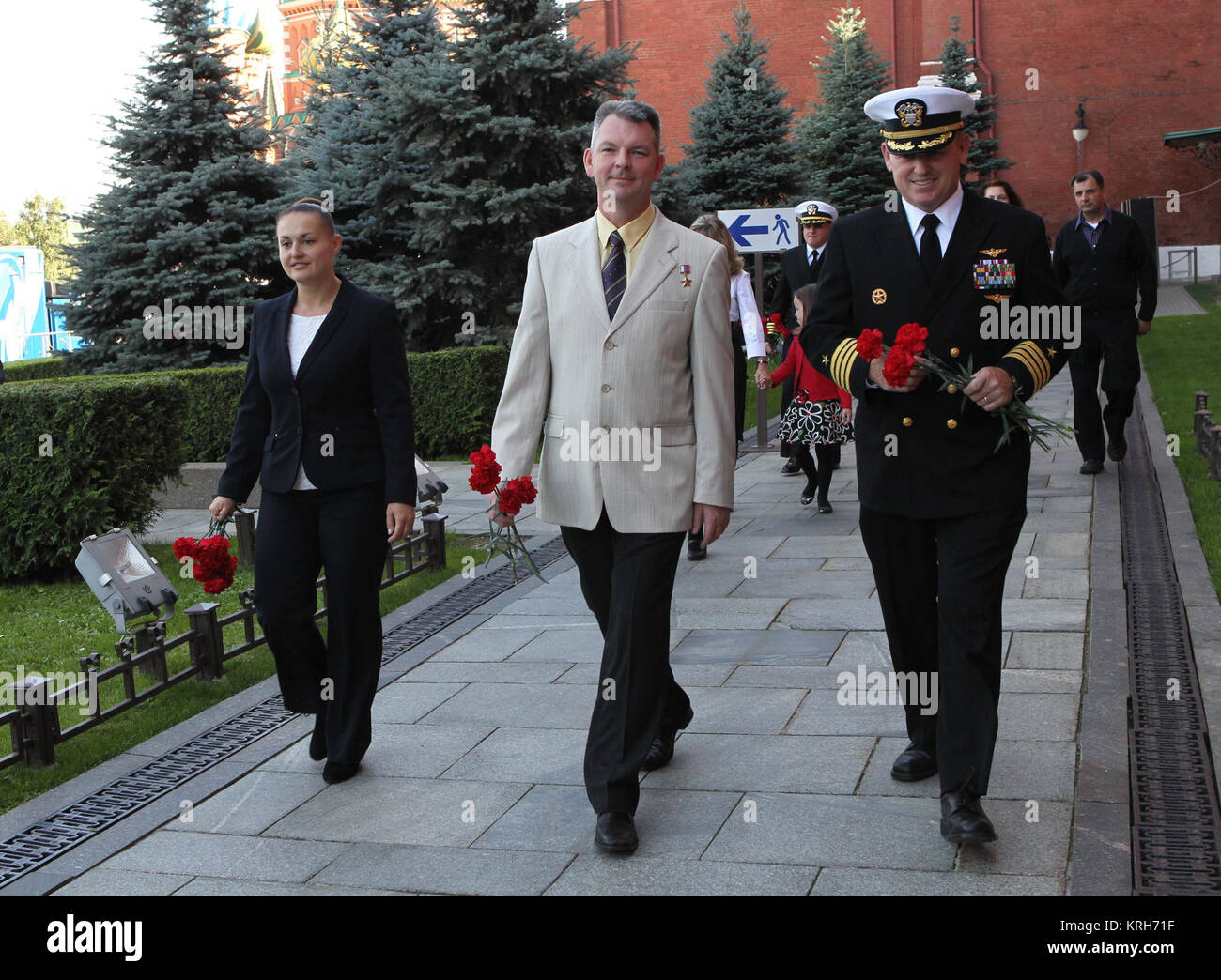 2529a: spedizione 41/42 Tecnico di volo Elena Serova di l'agenzia Spaziale Federale Russa Roscosmos (a sinistra), Soyuz Commander Alexander Samokutyaev di Roscosmos (centro) e della NASA tecnico di volo Barry Wilmore (destro) a piedi lungo le mura del Cremlino a Mosca del quadrato rosso sett. 5 dove hanno deposto fiori nei siti in cui lo spazio russo icone sono interrati in una tradizionale cerimonia. Il trio si lancio dal cosmodromo di Baikonur in Kazakistan il 7 settembre 26, il kazako tempo, nella loro Soyuz TMA-14M veicolo spaziale di 5 ½ mesi di missione sulla Stazione spaziale internazionale. Serova diventerà il quarto russo Foto Stock 2529a: spedizione 41/42 Tecnico di volo Elena Serova di l'agenzia Spaziale Federale Russa Roscosmos (a sinistra), Soyuz Commander Alexander Samokutyaev di Roscosmos (centro) e della NASA tecnico di volo Barry Wilmore (destro) a piedi lungo le mura del Cremlino a Mosca del quadrato rosso sett. 5 dove hanno deposto fiori nei siti in cui lo spazio russo icone sono interrati in una tradizionale cerimonia. Il trio si lancio dal cosmodromo di Baikonur in Kazakistan il 7 settembre 26, il kazako tempo, nella loro Soyuz TMA-14M veicolo spaziale di 5 ½ mesi di missione sulla Stazione spaziale internazionale. Serova diventerà il quarto russo Foto Stock
