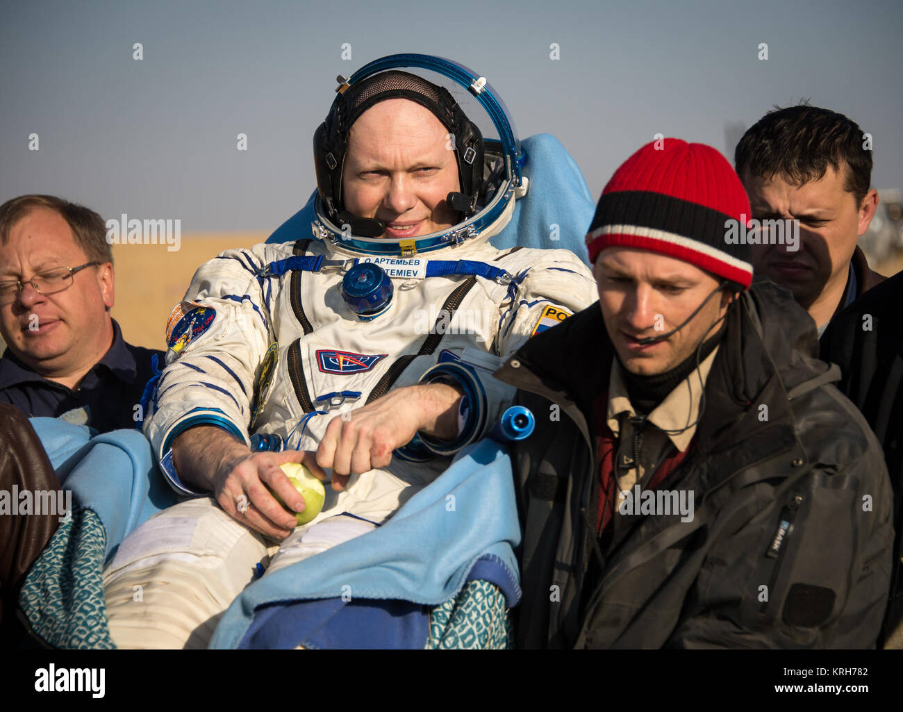 Expedition 40 Tecnico di volo Oleg Artemyev di l'agenzia Spaziale Federale Russa Roscosmos () è effettuata in una sedia di una tenda a pochi minuti dopo che lui e tecnico di volo Alexander Skvortsov di Roscosmos e Expedition 40 comandante Steve Swanson della NASA, sbarcati nei loro Soyuz TMA-12M capsula in una remota area vicino alla città di Zhezkazgan, Kazakistan Giovedì, Settembre 11, 2014. Swanson, Skvortsov e Artemyev è tornato a terra dopo più di cinque mesi a bordo della Stazione spaziale internazionale dove sono serviti come membri della spedizione 39 e 40 equipaggi. Photo credit: (NASA/Bill Ingalls) E Foto Stock