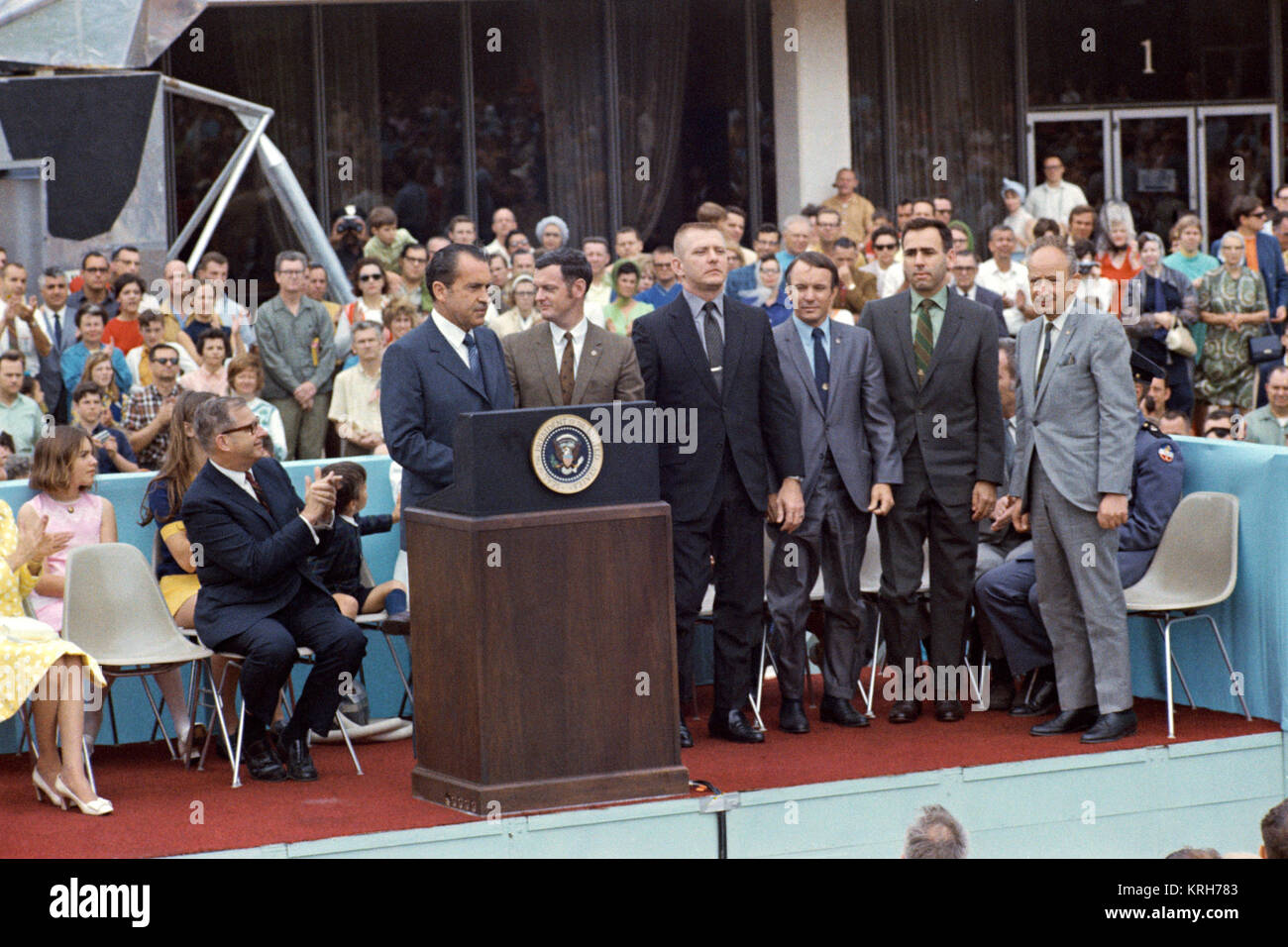 Il presidente Nixon visite i voli spaziali con equipaggio Centro per assegnazione della medaglia presidenziale della libertà per la missione Apollo 13 team delle operazioni Foto Stock