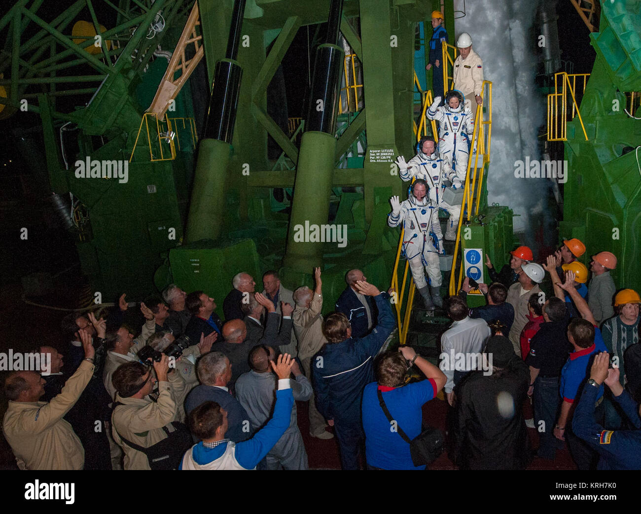 Expedition 41 Soyuz Commander Alexander Samokutyaev di l'agenzia Spaziale Federale Russa Roscosmos (), fondo, Tecnico di volo Barry Wilmore della NASA, centrale e tecnico di volo Elena Serova di Roscosmos, top Wave addio prima di salire a bordo della Soyuz TMA-14M rocket per il lancio, Giovedì, Settembre 25, 2014 presso il cosmodromo di Baikonur in Kazakistan. Samokutyaev, Serova e Wilmore permetterà di trascorrere i prossimi cinque mesi e mezzo a bordo della Stazione Spaziale Internazionale. Serova diventerà la quarta donna russa a volare nello spazio e la prima donna russa di vivere e di lavorare sulla stazione. Photo credit: (NAS Foto Stock Expedition 41 Soyuz Commander Alexander Samokutyaev di l'agenzia Spaziale Federale Russa Roscosmos (), fondo, Tecnico di volo Barry Wilmore della NASA, centrale e tecnico di volo Elena Serova di Roscosmos, top Wave addio prima di salire a bordo della Soyuz TMA-14M rocket per il lancio, Giovedì, Settembre 25, 2014 presso il cosmodromo di Baikonur in Kazakistan. Samokutyaev, Serova e Wilmore permetterà di trascorrere i prossimi cinque mesi e mezzo a bordo della Stazione Spaziale Internazionale. Serova diventerà la quarta donna russa a volare nello spazio e la prima donna russa di vivere e di lavorare sulla stazione. Photo credit: (NAS Foto Stock