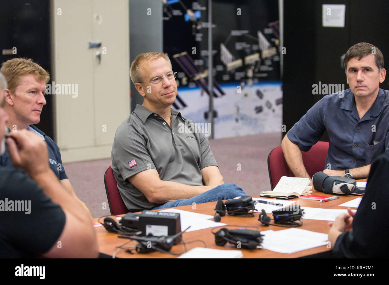 Expedition 46 (Soyuz 45) Membri di equipaggio Tim Kopra, Tim Peake (SEC) e Yuri Malenchenko (RSA) con istruttori Skyler LaBuff e Dave Wiedmeyer durante la scena di fuoco generico in formazione il veicolo spaziale Mockup Training Facility (SVMTF) mockups ISS. Foto Data: 26 settembre 2014. Location: Edificio 9NW - ISS Mockups. Fotografo: Robert Markowitz Soyuz TMA-19M equipaggio durante un scenario di emergenza sessione di formazione alla JSC Foto Stock