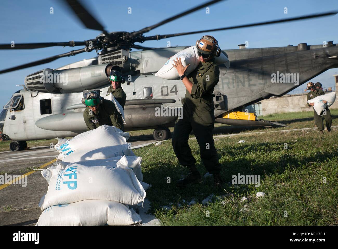 Stati Uniti Soldati Marine scaricare sacchi di riso da un Sikorsky CH-53E Super Stallion elicottero durante un disastro umanitario di soccorso in missione dopo il passaggio dell uragano Matteo Ottobre 6, 2016 a Les Cayes, Haiti. Foto Stock