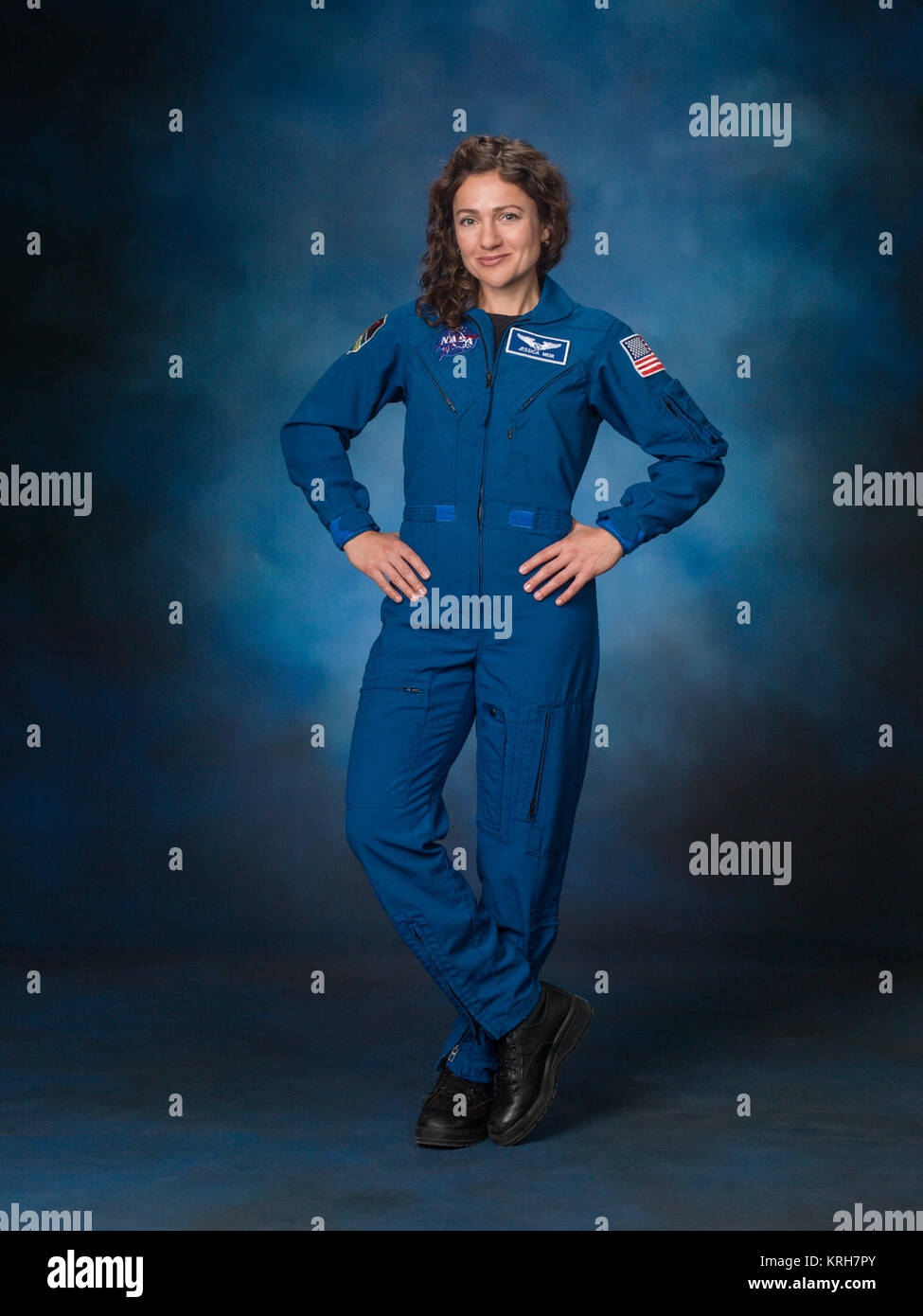 A piena lunghezza Ritratto di astronauta Jessica Meir. Foto Data: Febbraio 9, 2016. Location: Edificio 8, camera 183 - Foto in Studio. Fotografo: Robert Markowitz Jessica Meir a piena lunghezza verticale (3) Foto Stock