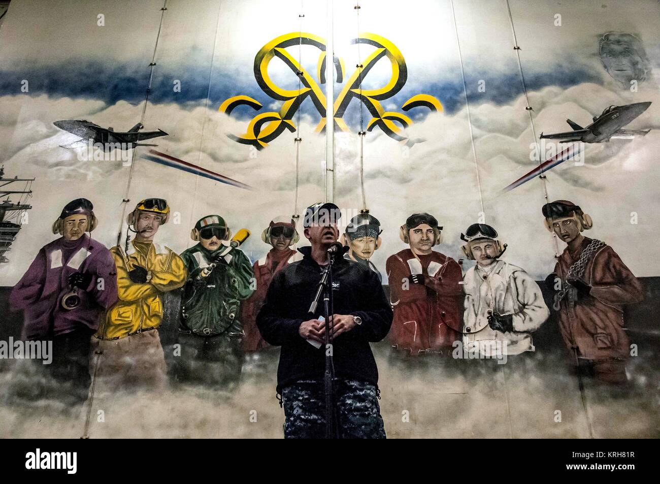 Stati Uniti Navy Comandante Buzz Donnelly parla a Stati Uniti i marinai a bordo della USN Nimitz-class portaerei USS Ronald Regan durante una chiamata mani Dicembre 16, 2016 a Yokosuka, Giappone. Foto Stock