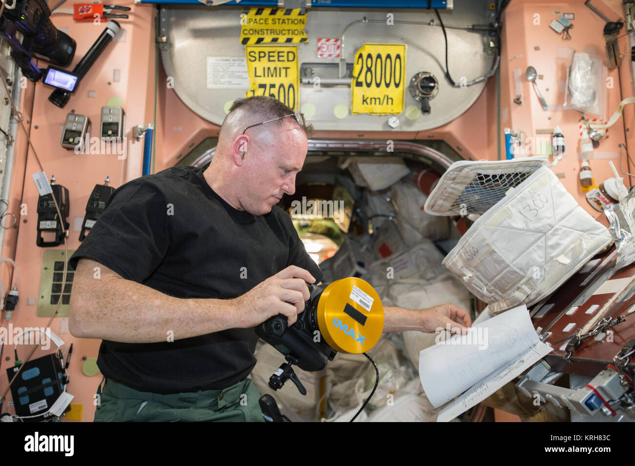 Expedition 41 Wilmore legge circa telecamera IMAX Foto Stock Expedition 41 Wilmore legge circa telecamera IMAX Foto Stock