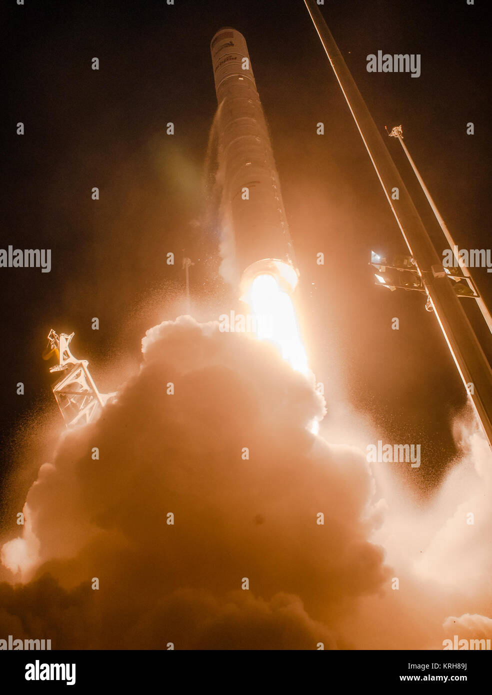 L'orbitale ATK Antares rocket, con il veicolo spaziale Cygnus onboard, lancia da Mid-Atlantic Spaceport regionale Pad 0A, Martedì, 28 ottobre 2014, alla NASA Wallops Flight Facility in Virginia. L'Antares rocket ha sofferto una grave anomalia dopo il lancio, risultante nella perdita di entrambi i veicoli. Il Cygnus navicella spaziale è stato riempito con forniture slated per la Stazione spaziale internazionale, compresa la scienza esperimenti, esperimento hardware, pezzi di ricambio, e disposizioni dell'equipaggio. Photo credit: (NASA/Joel Kowsky) ATK orbitale Antares lancio (201410280014HQ) Foto Stock
