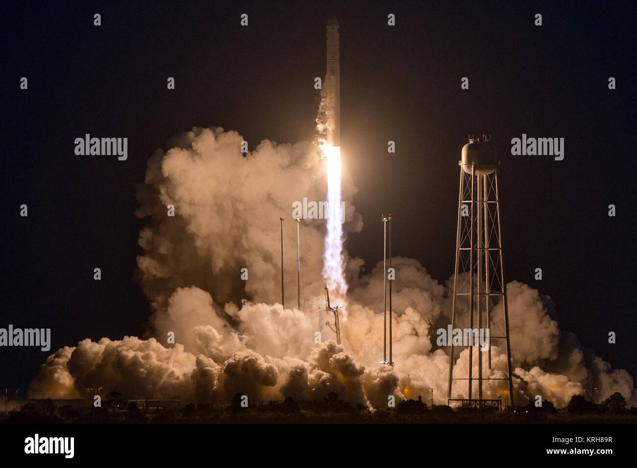 L'orbitale ATK Antares rocket, con il veicolo spaziale Cygnus onboard, lancia da Mid-Atlantic Spaceport regionale Pad 0A, Martedì, 28 ottobre 2014, alla NASA Wallops Flight Facility in Virginia. L'Antares rocket ha sofferto una grave anomalia dopo il lancio, risultante nella perdita di entrambi i veicoli. Il Cygnus navicella spaziale è stato riempito con forniture slated per la Stazione spaziale internazionale, compresa la scienza esperimenti, esperimento hardware, pezzi di ricambio, e disposizioni dell'equipaggio. Photo credit: (NASA/Joel Kowsky) ATK orbitale Antares lancio (201410280021HQ) Foto Stock