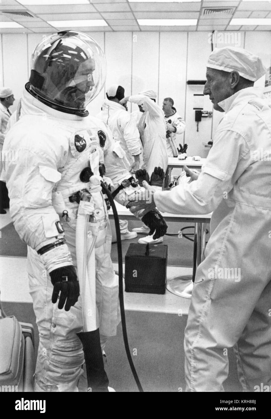 Il tecnico Clyde Teague controlli spacesuit di Apollo 9 il comandante James McDivitt A. prima del lancio programmato in orbita terrestre con David R. Scott e Russell Schweickart L. Foto Stock
