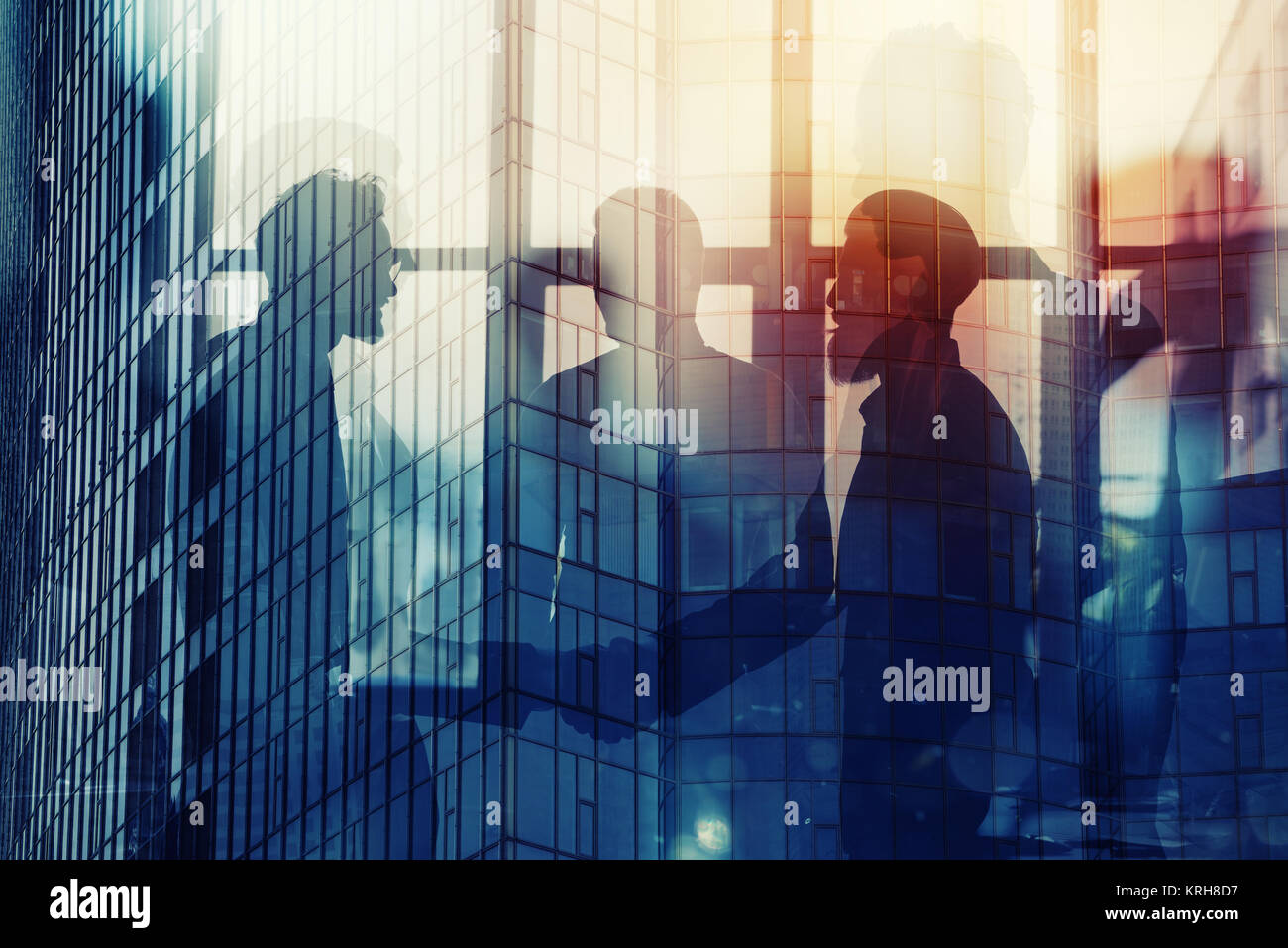 Handshaking persona business in ufficio. concetto di partnership e il lavoro di squadra. doppia esposizione Foto Stock