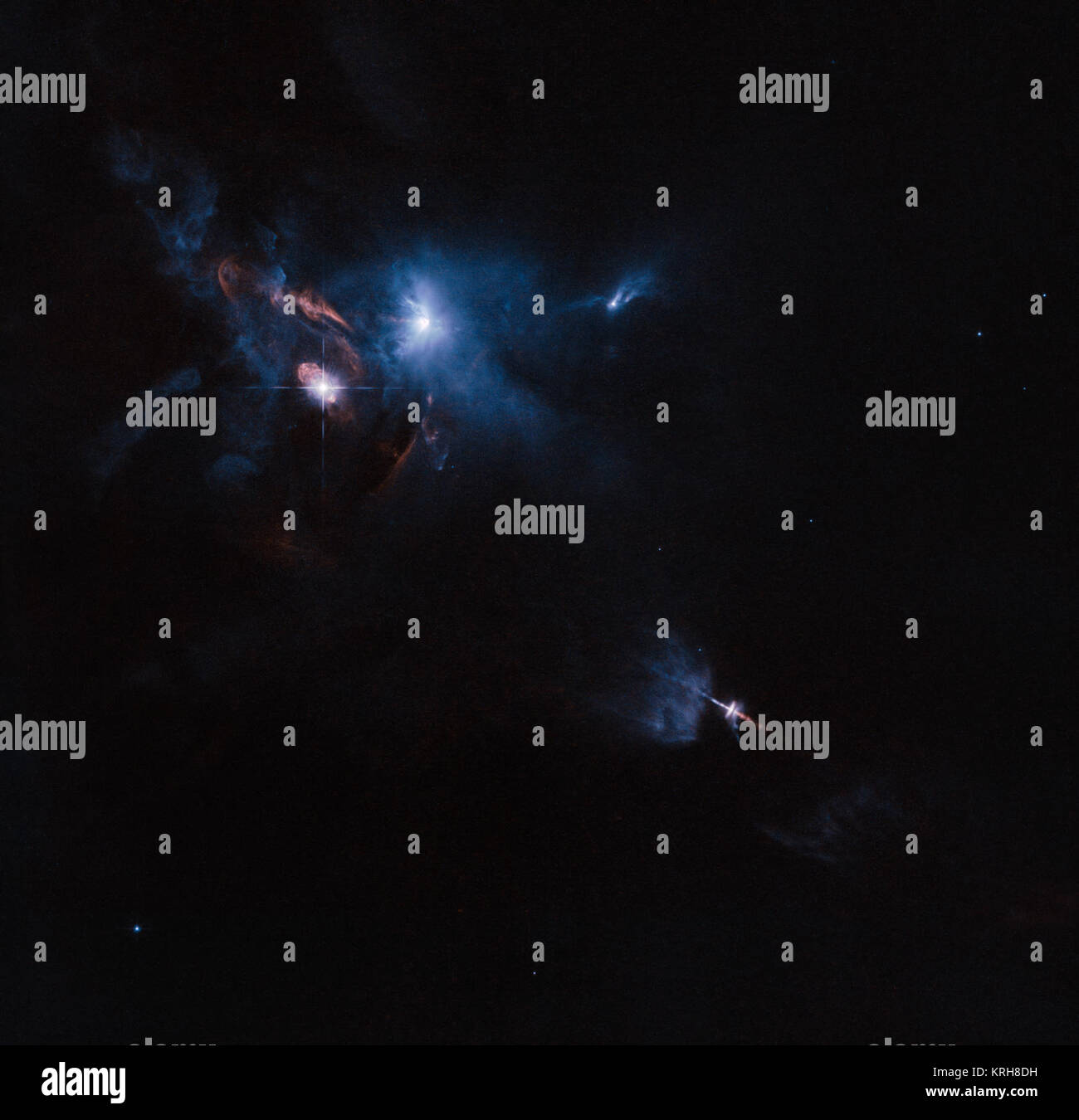 La NASA/ESA Telescopio Spaziale Hubble ha scattato una suggestiva vista di una stella multipla sistema chiamato XZ Tauri, il suo prossimo HL Tauri e molti giovani nelle vicinanze di oggetti stellari. XZ Tauri sta soffiando una bolla calda di gas nello spazio circostante, che è riempita con un luminoso e bello grumi che sono emettitori di venti forti e i getti. Questi oggetti si illuminano la regione, la creazione di una vera e propria scena drammatica. Le catture di Hubble getti, bolle, lampi di luce nel toro (15726704895) Foto Stock