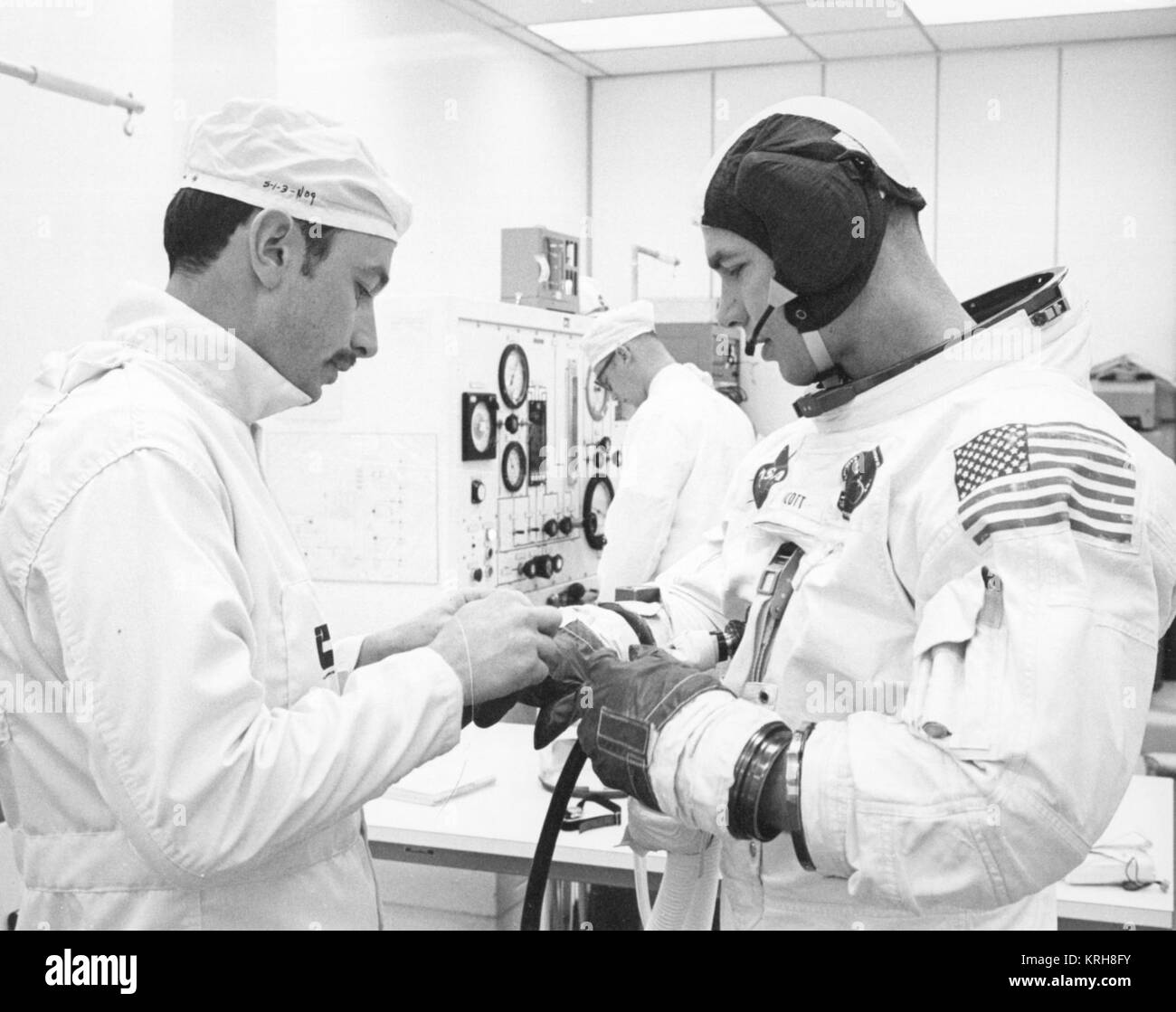 Il tecnico John Bolan tute Apollo 9 il pilota del modulo di comando David R. Scott prima del lancio programmato in orbita terrestre con il comandante James McDivitt A. e Modulo Lunare Russell pilota L. Schweickart Foto Stock