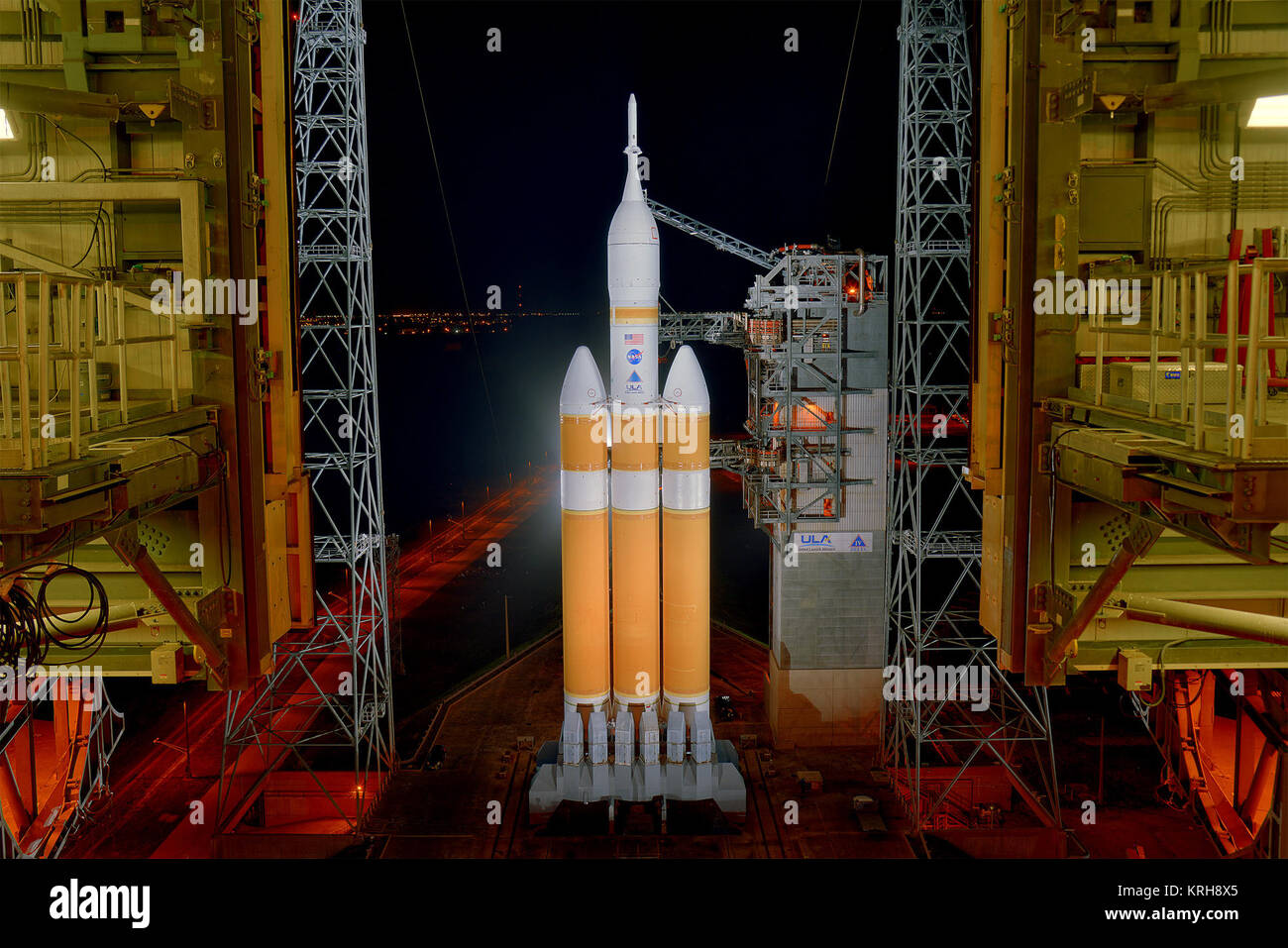 Sequenza: {DSC 5440.JPG: TV=0.010000, AV=8.0, polarizzazione=0.0} {DSC 5441.JPG: TV=0.020000, AV=8.0, polarizzazione=0.0} {DSC edifici 5442.JPG: TV=0.040000, AV=8.0, polarizzazione=0.0} {DSC 5443.JPG: TV=0.076923, AV=8.0, polarizzazione=0.0} {DSC 5439.JPG: TV=0.166667, AV=8.0, polarizzazione=0.0} {DSC 5444.JPG: TV=0.333333, AV=8.0, polarizzazione=0.0} {DSC 5445.JPG: TV=0.625000, AV=8.0, polarizzazione=0.0} {DSC 5446.JPG: TV=1.300000, AV=8.0, polarizzazione=0.0} {DSC 5447.JPG: TV=2.500000, AV=8.0, polarizzazione=0.0} EFT-1 servizio mobile di rollback della torre Foto Stock