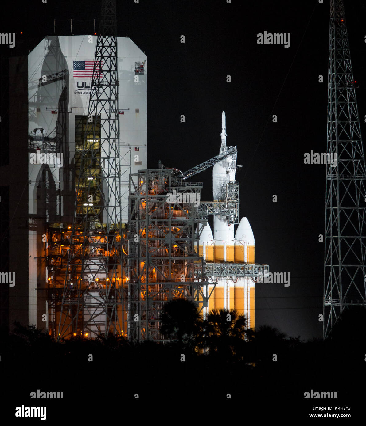 La United Launch Alliance Delta IV Heavy a razzo con la NASA del veicolo spaziale Orion montato in cima è visto presto il Venerdì, Dicembre 5, 2014, alla Cape Canaveral Air Force Station's Space Launch Complex 37, Florida. Orion è prevista per il lancio e fare il suo primo volo di prova più tardi la mattina. La navicella orbiterà terra due volte, raggiungendo una quota di circa 3.600 miglia sopra la terra prima dello sbarco nell'Oceano Pacifico. Nessuno sarà a bordo di Orion per questa prova di volo, ma il veicolo spaziale è progettato per consentire a noi di viaggio per destinazioni mai visitato da esseri umani, includenti un asteroide e Foto Stock